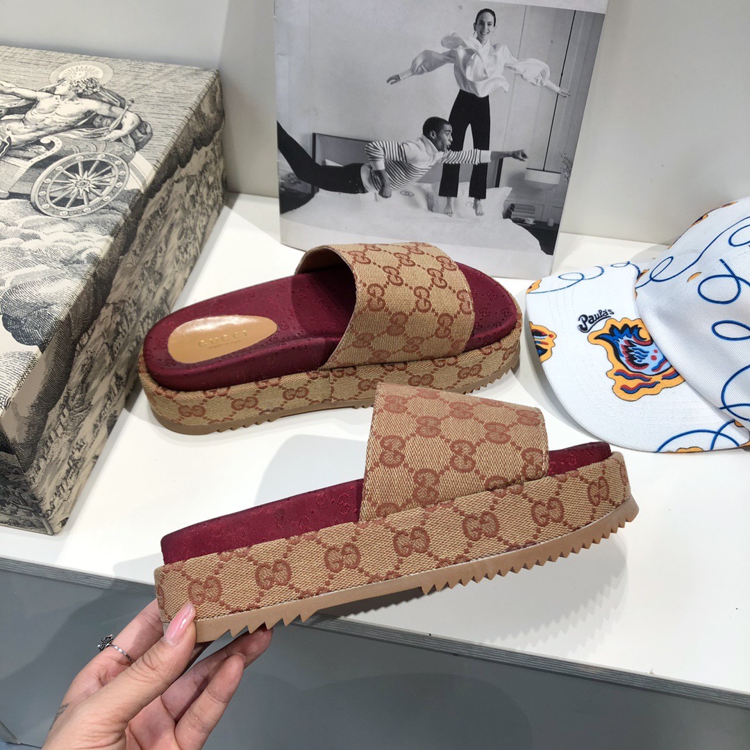 Gucci Women's Original GG Slide Sandal - 
