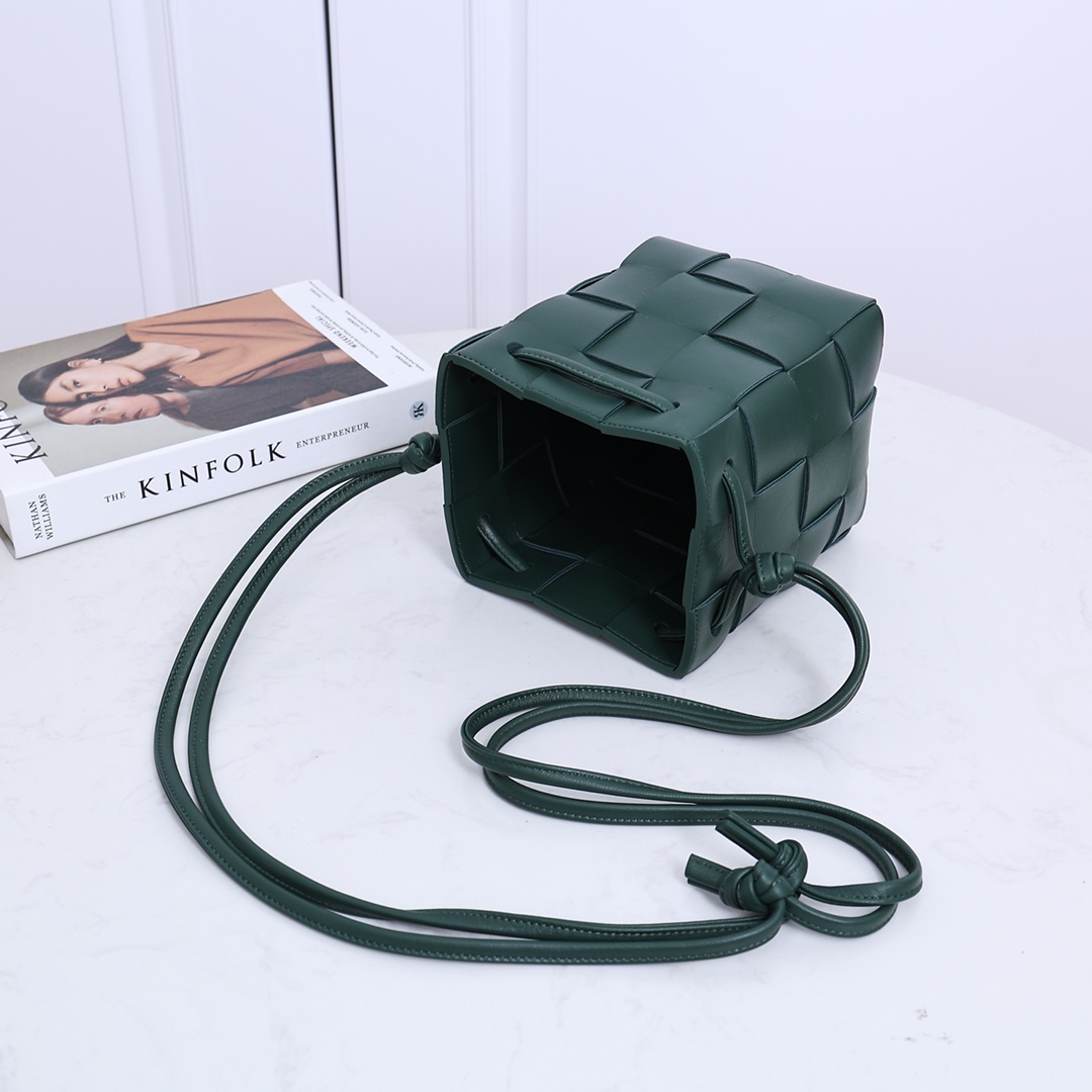 Bottega Veneta Small Cassette Bucket Bag - 