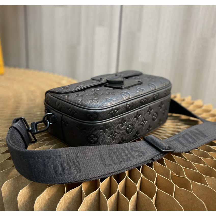 Louis VuittonS Lock Messenger   (22 x 18 x 8cm)   M58489 - 