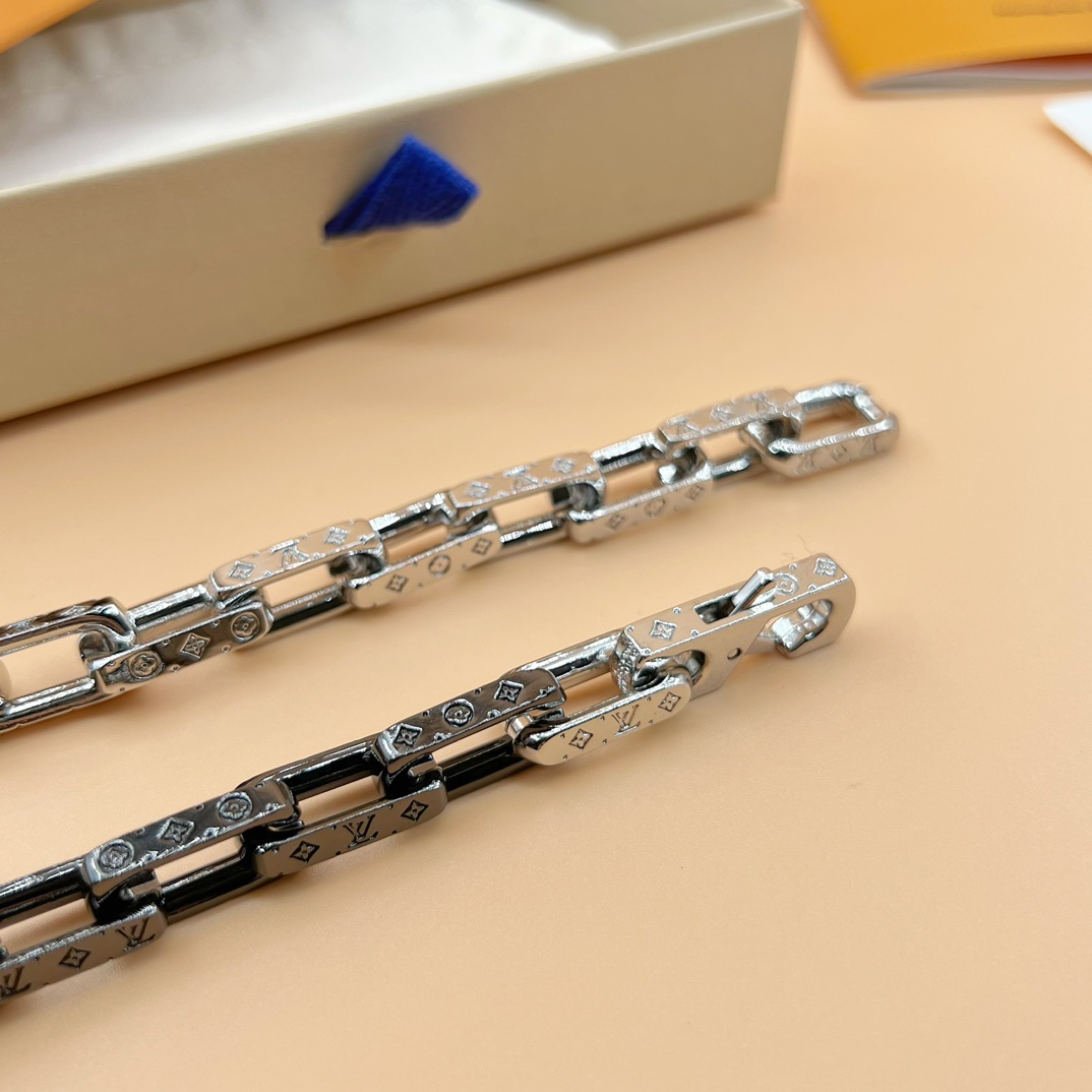 Louis Vuitton Monogram Chain Necklace    M01190 - 