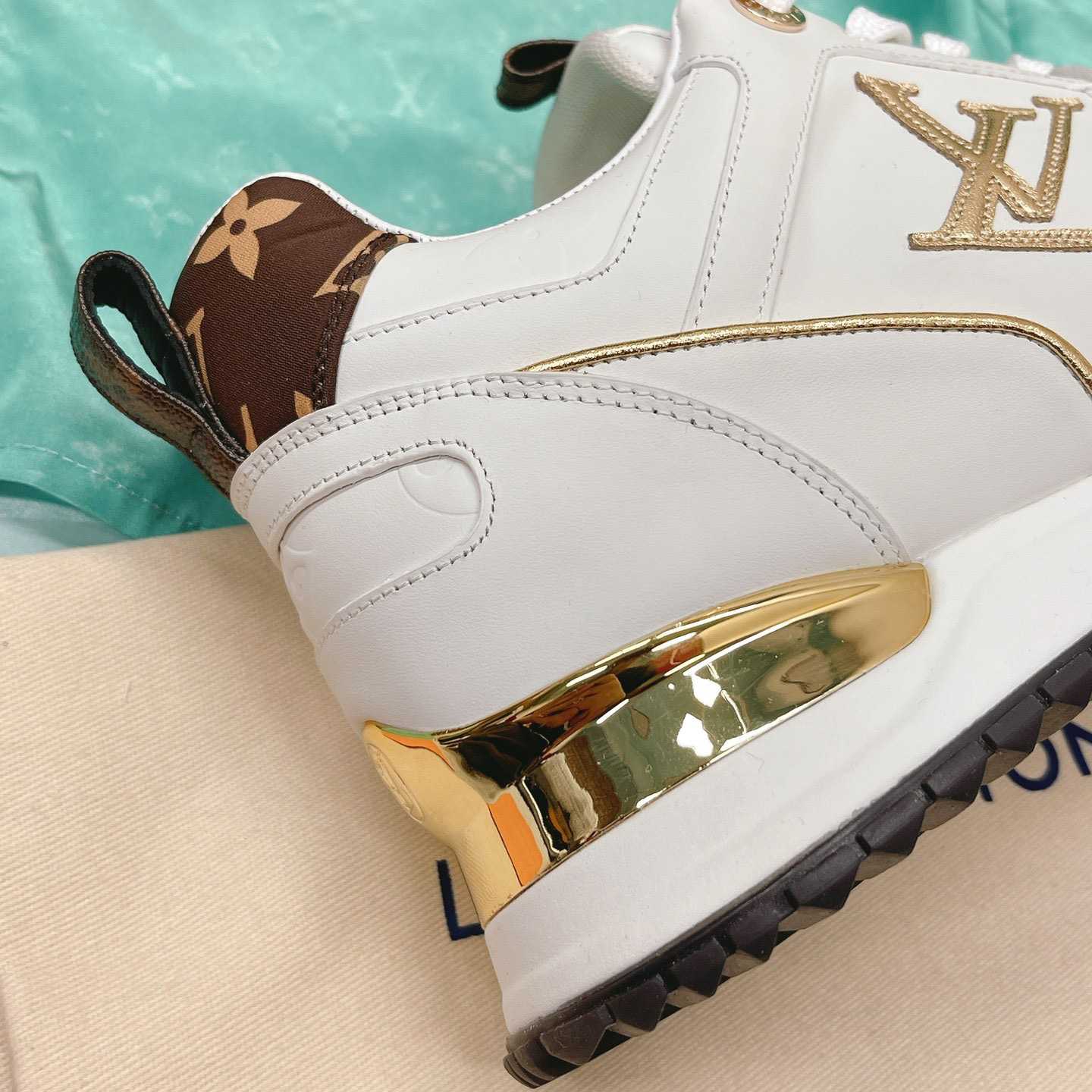 Louis Vuitton Run Away Sneaker   (upon uk size)  1AAP3T - 