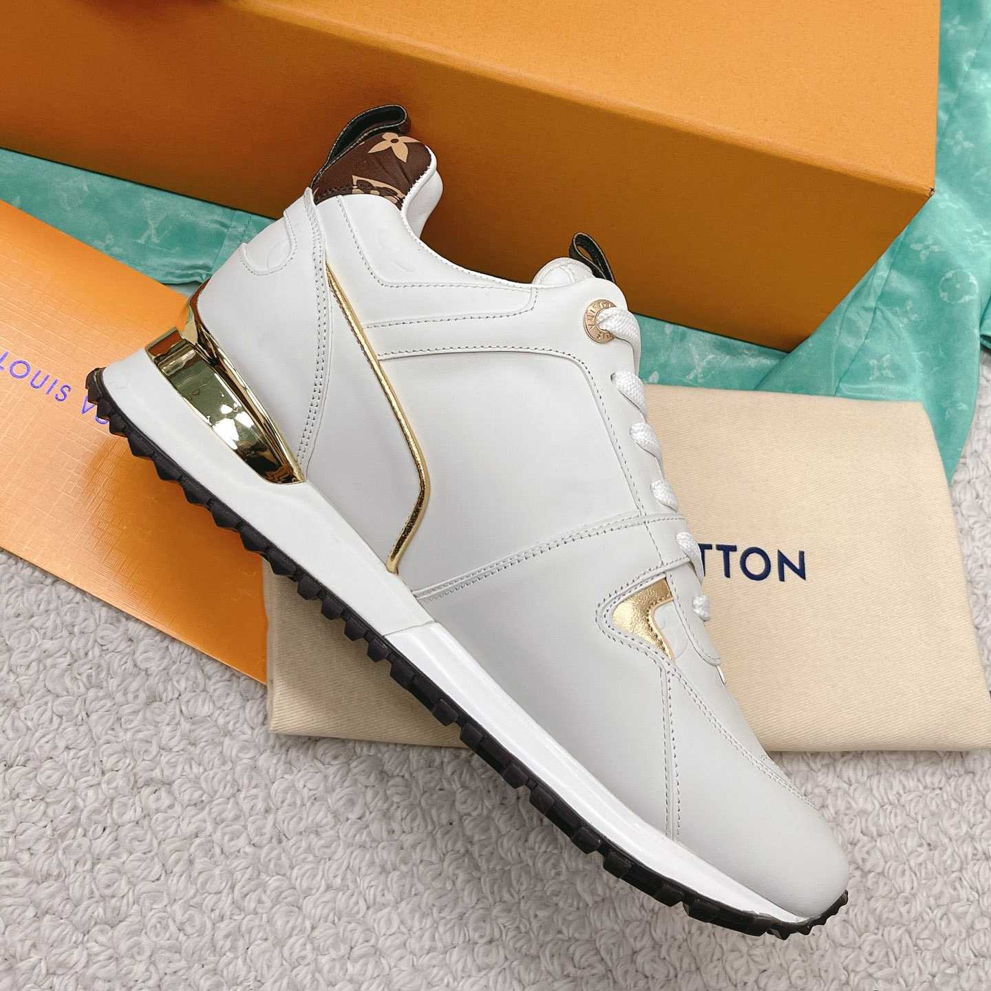 Louis Vuitton Run Away Sneaker   (upon uk size)  1AAP3T - 
