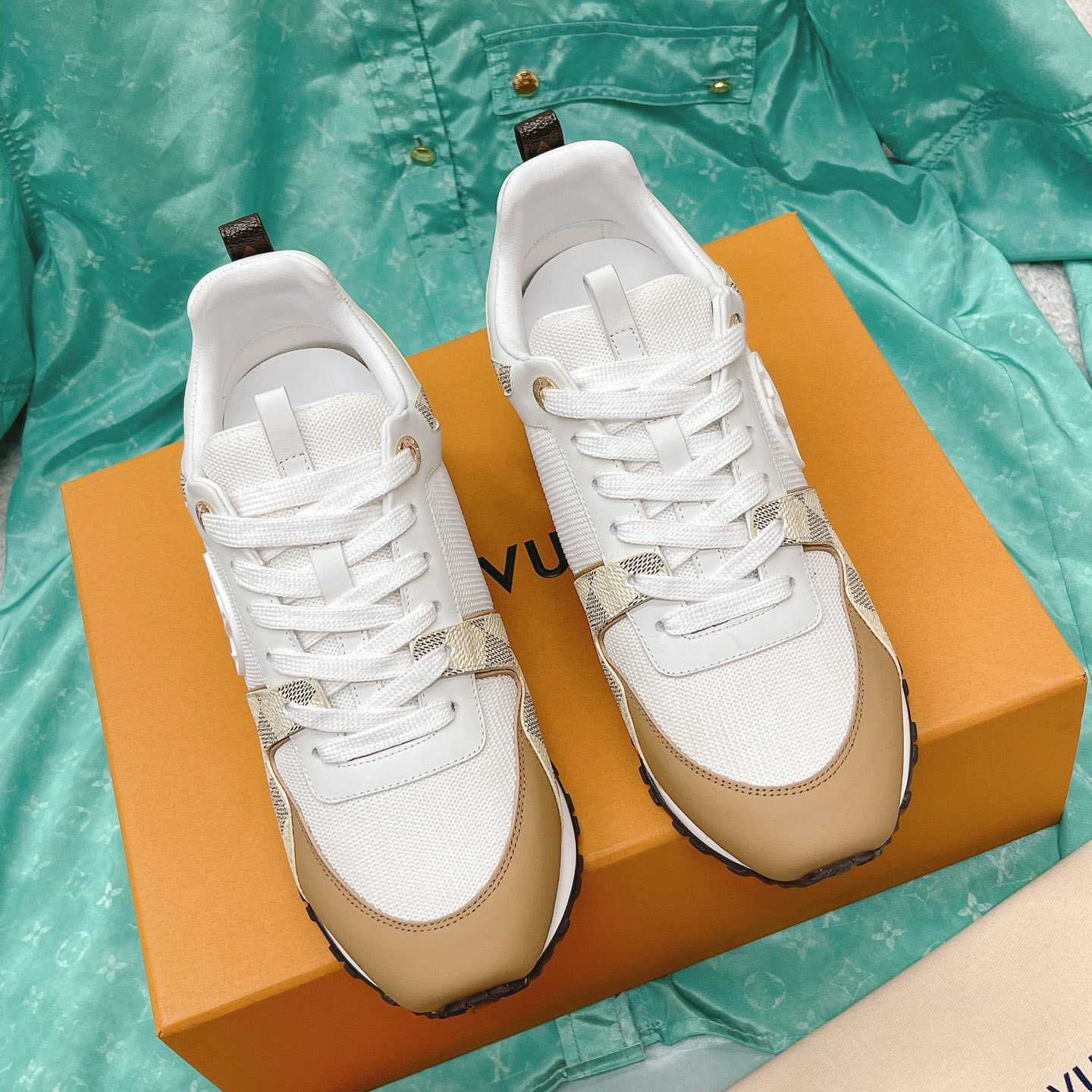 Louis Vuitton Run Away Sneaker   (upon uk size)  1AAWFD - 