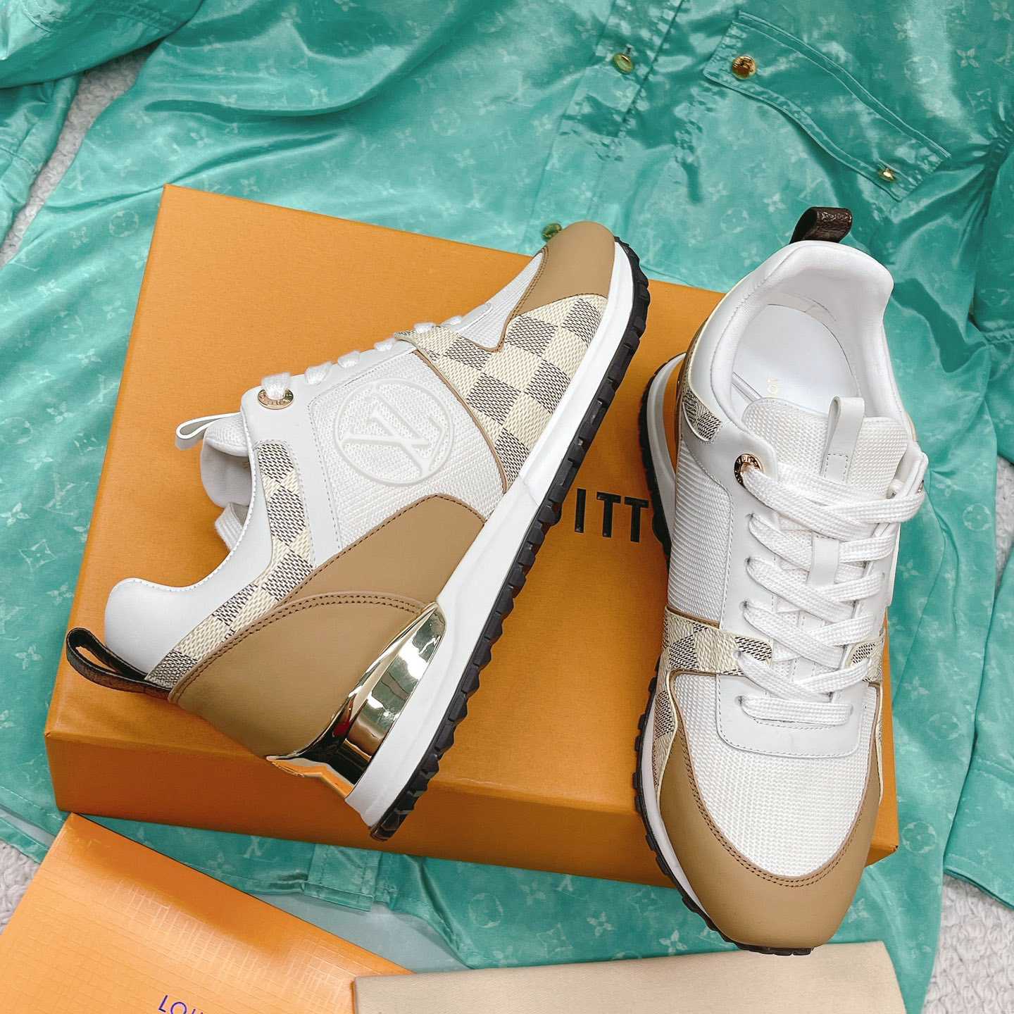 Louis Vuitton Run Away Sneaker   (upon uk size)  1AAWFD - 