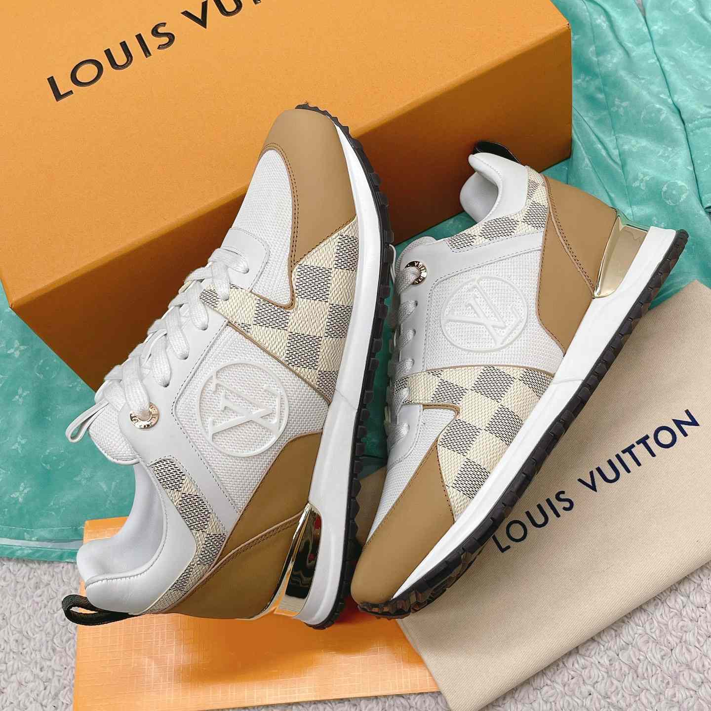 Louis Vuitton Run Away Sneaker   (upon uk size)  1AAWFD - 