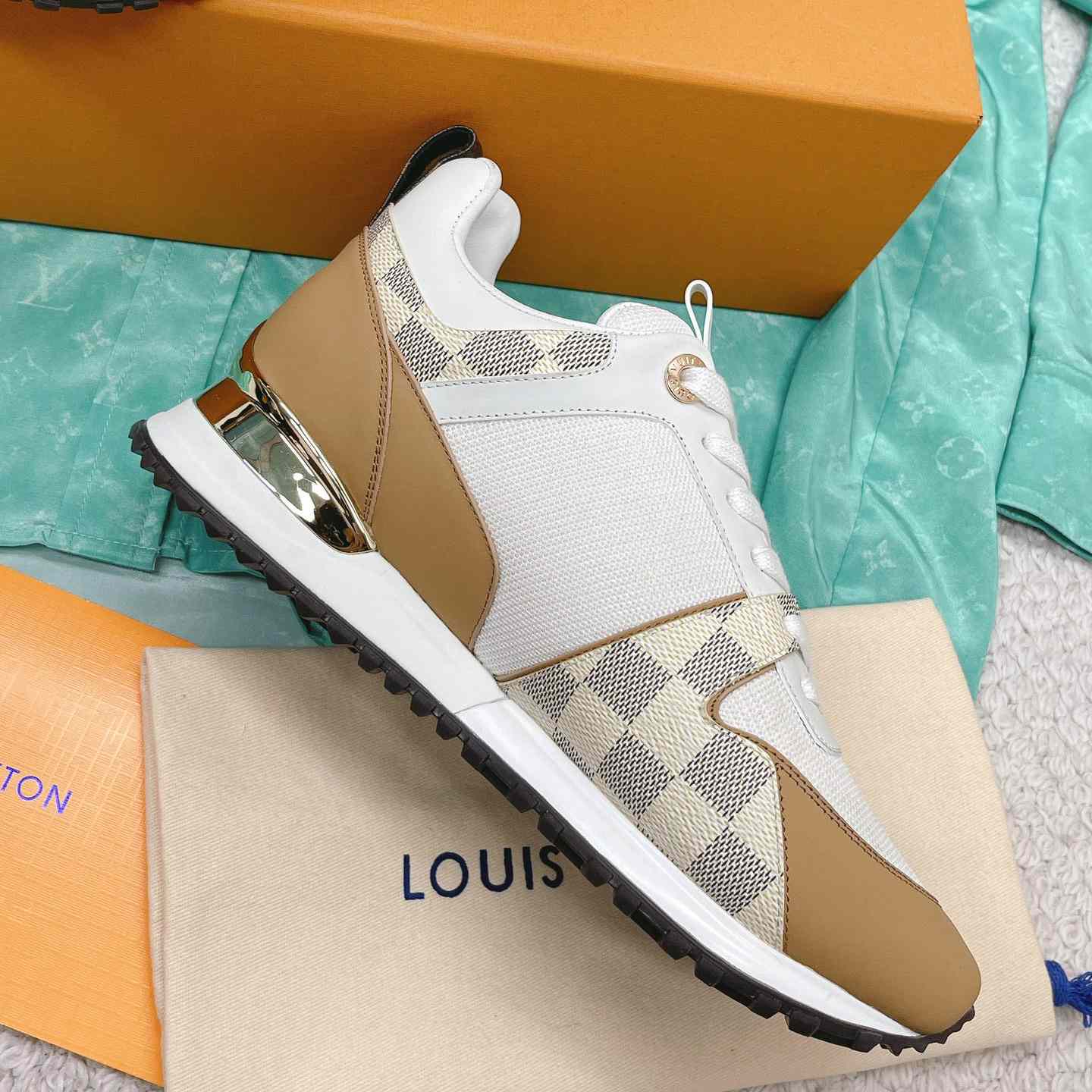 Louis Vuitton Run Away Sneaker   (upon uk size)  1AAWFD - 
