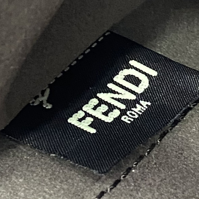 Fendi FF Logo Bottom Shoulder Bag(26cm) - 