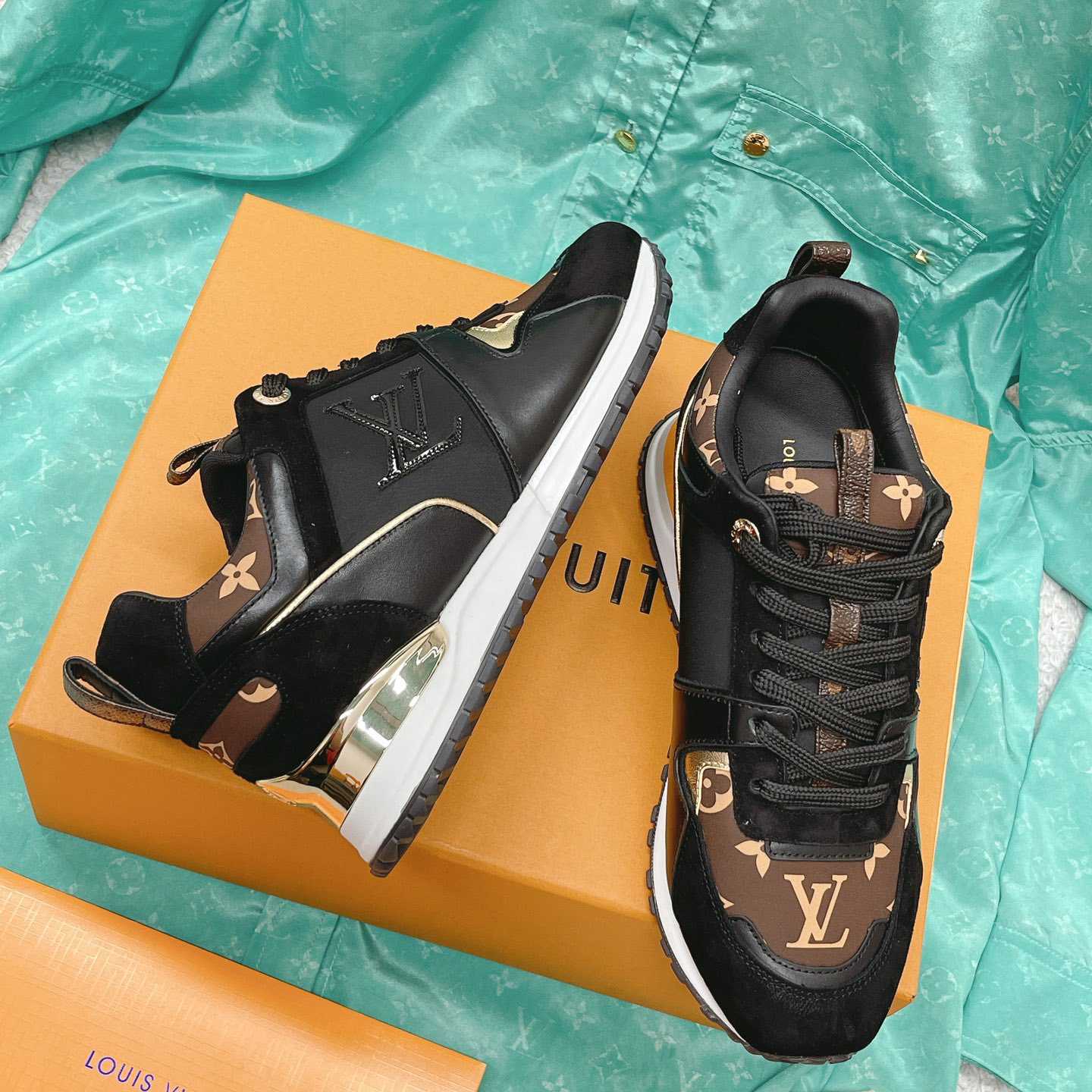 Louis Vuitton Run Away Sneaker   (upon uk size)  1AAP3D - 