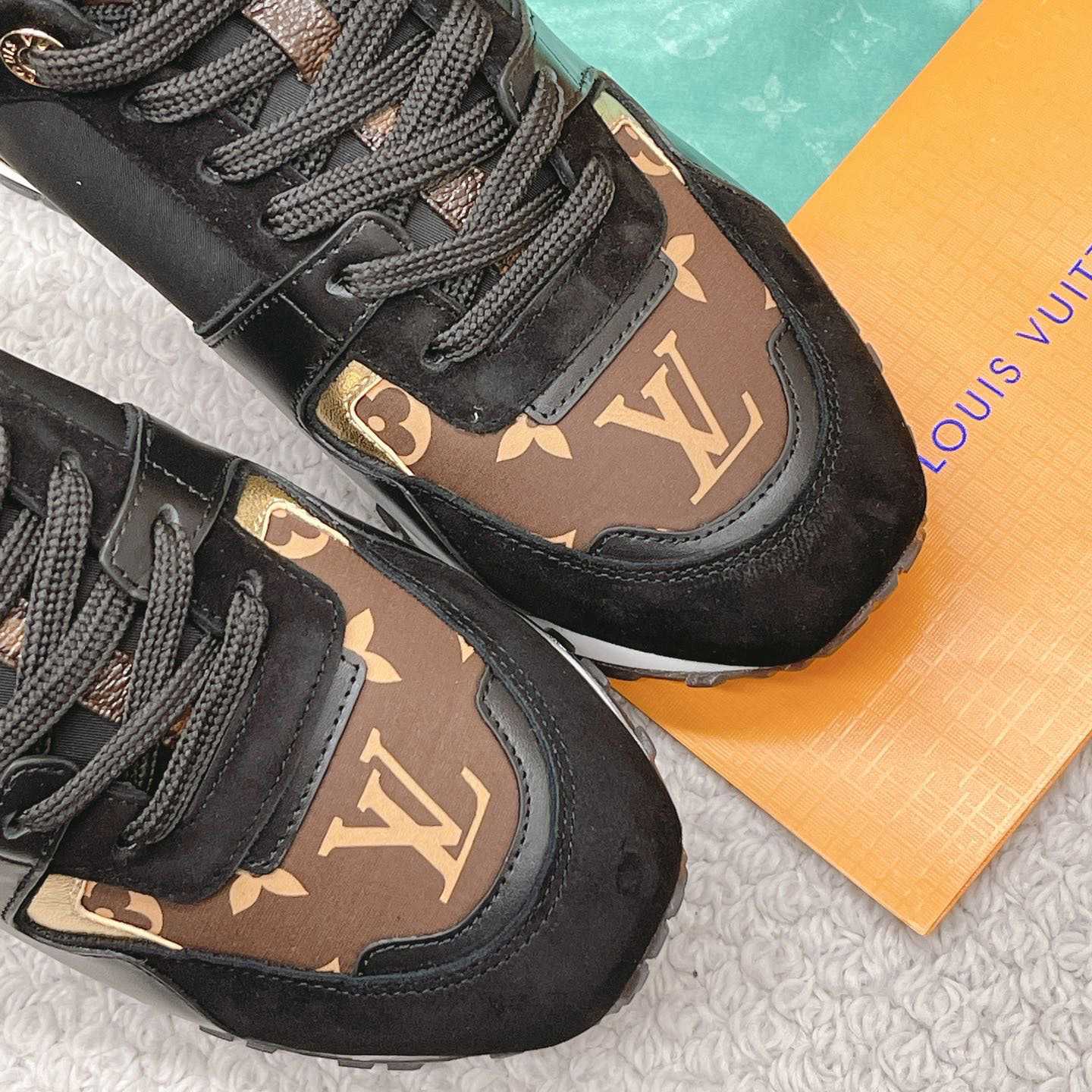 Louis Vuitton Run Away Sneaker   (upon uk size)  1AAP3D - 