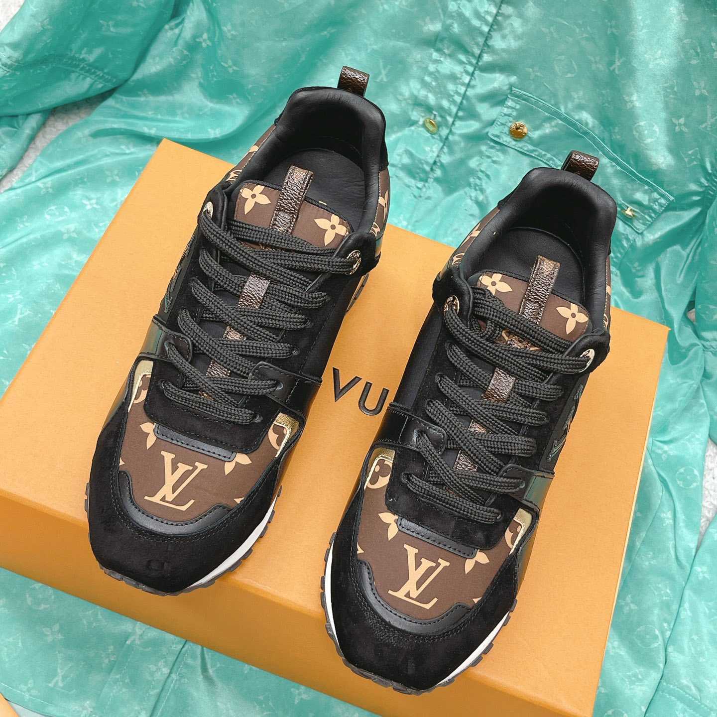 Louis Vuitton Run Away Sneaker   (upon uk size)  1AAP3D - 