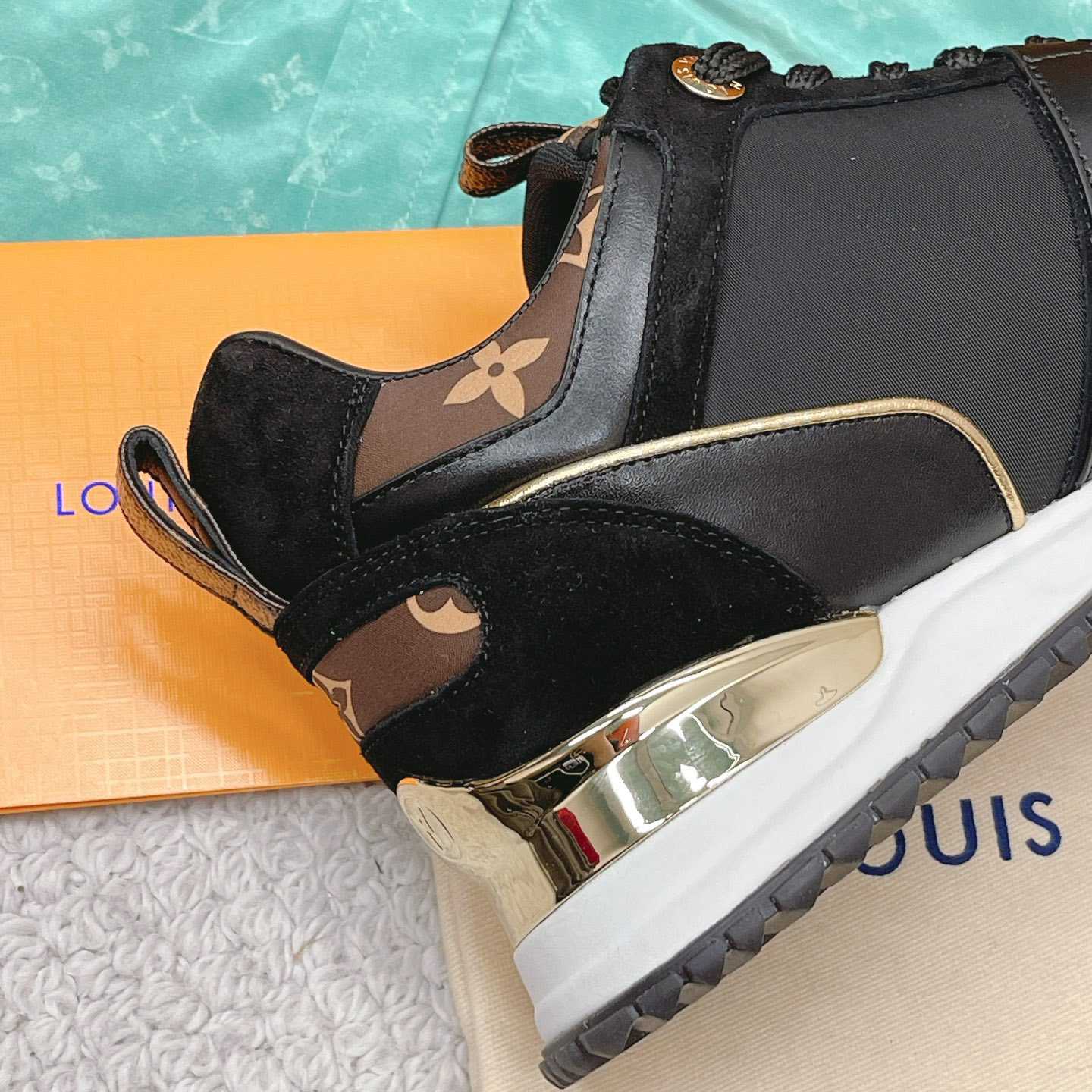 Louis Vuitton Run Away Sneaker   (upon uk size)  1AAP3D - 