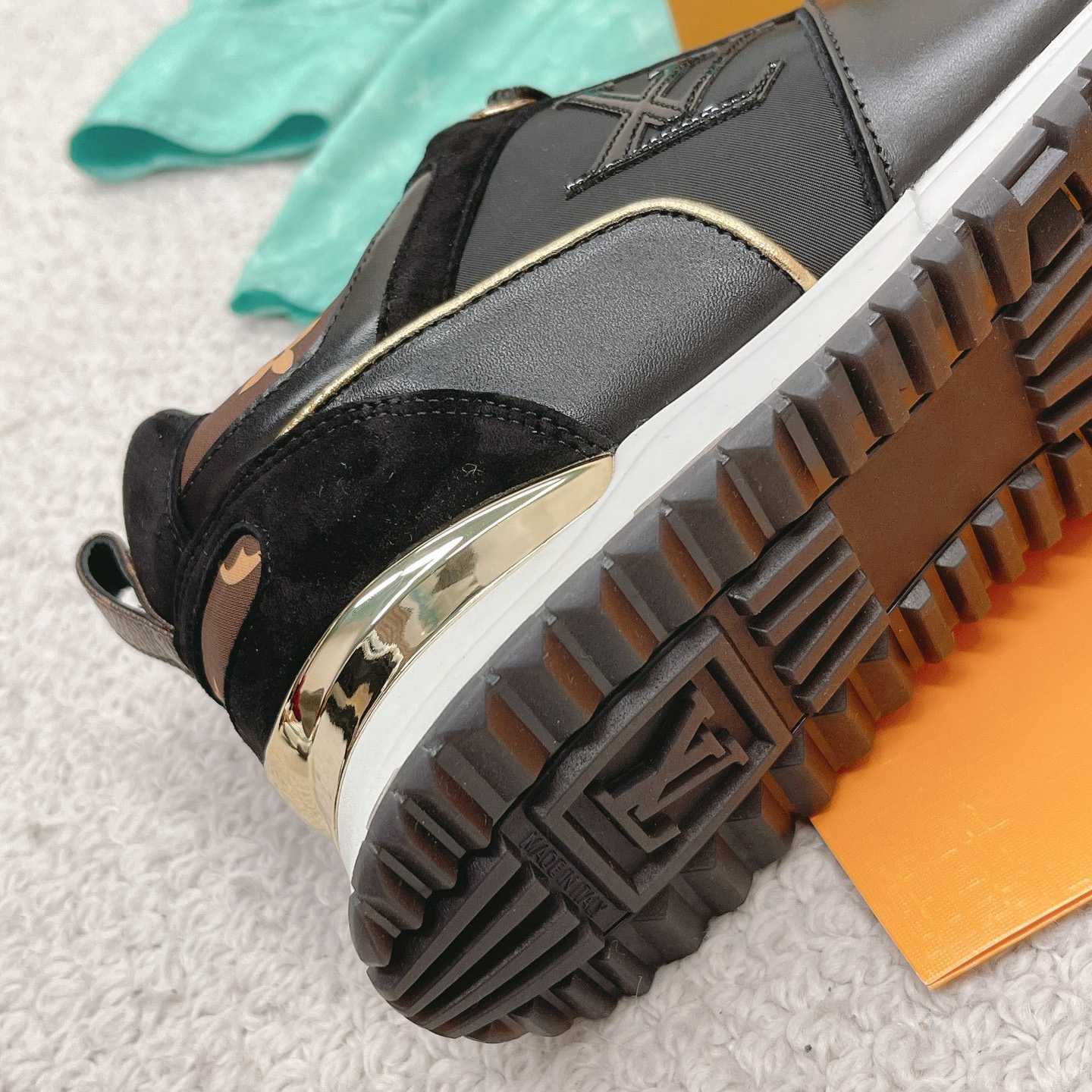 Louis Vuitton Run Away Sneaker   (upon uk size)  1AAP3D - 