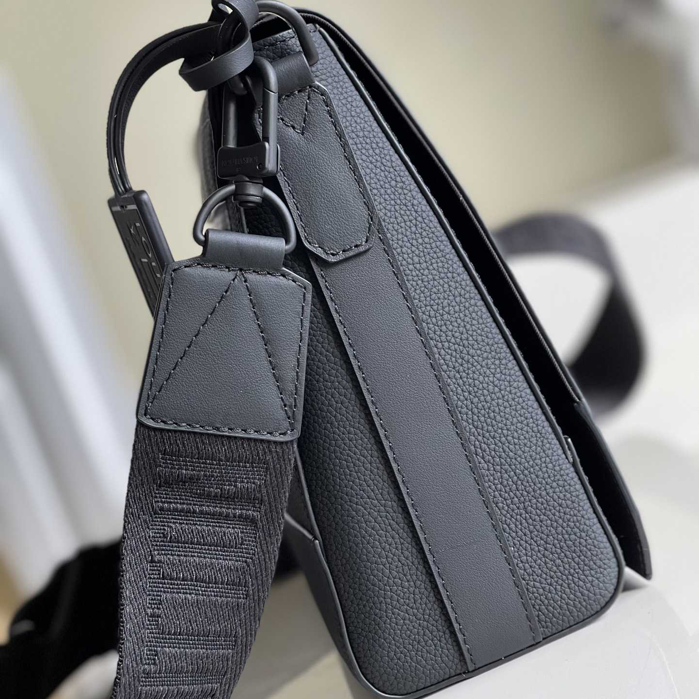 Louis Vuitton Takeoff Messenger(30.5x24x10cm)   M57080 - 