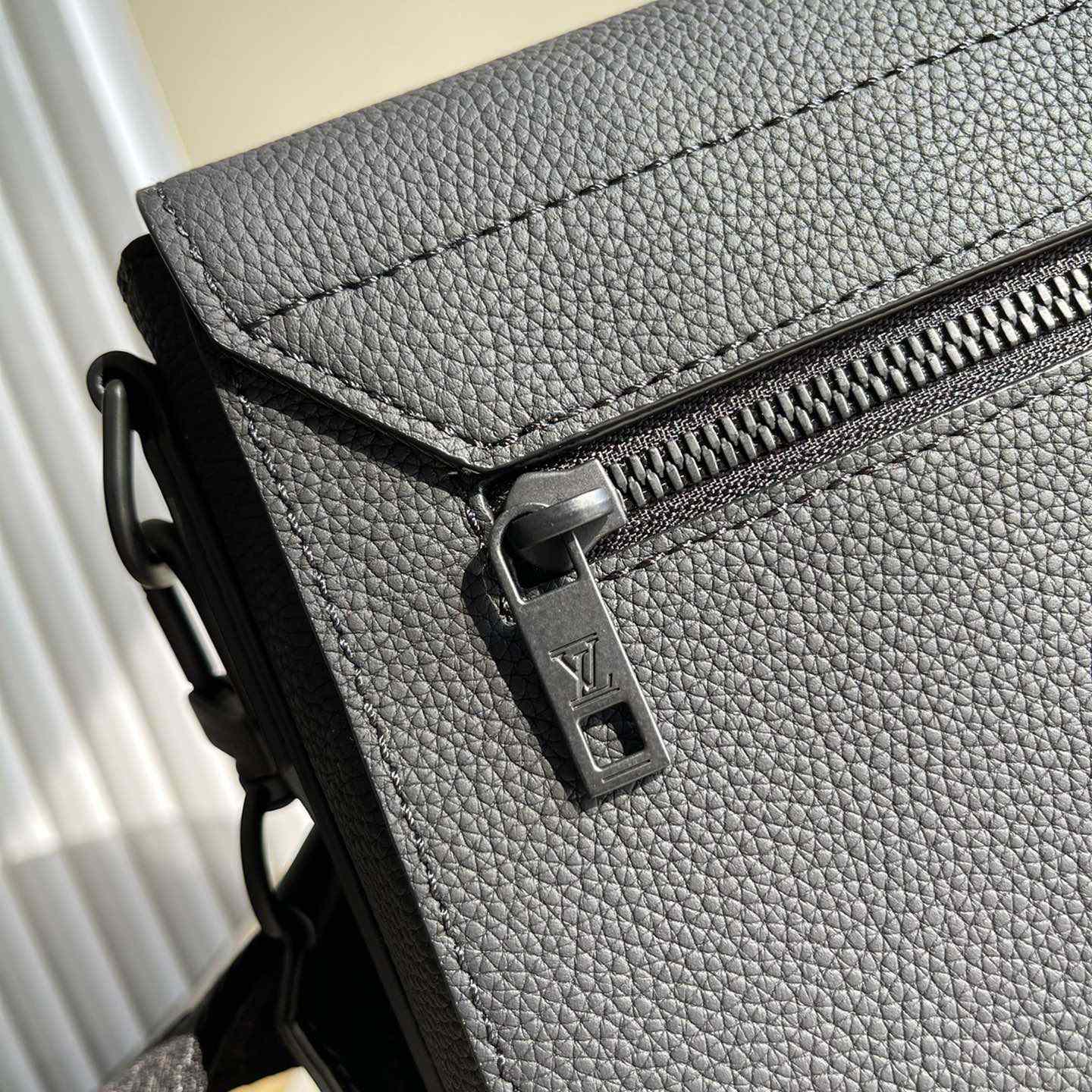 Louis Vuitton Takeoff Messenger(30.5x24x10cm)   M57080 - 