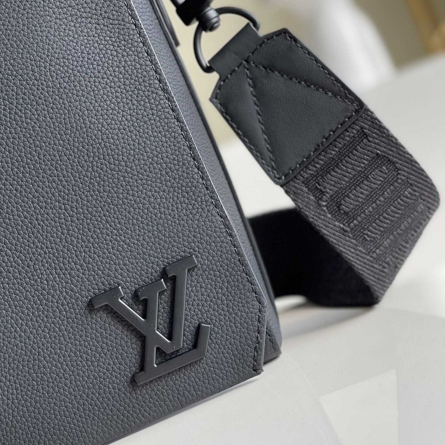 Louis Vuitton Takeoff Messenger(30.5x24x10cm)   M57080 - 