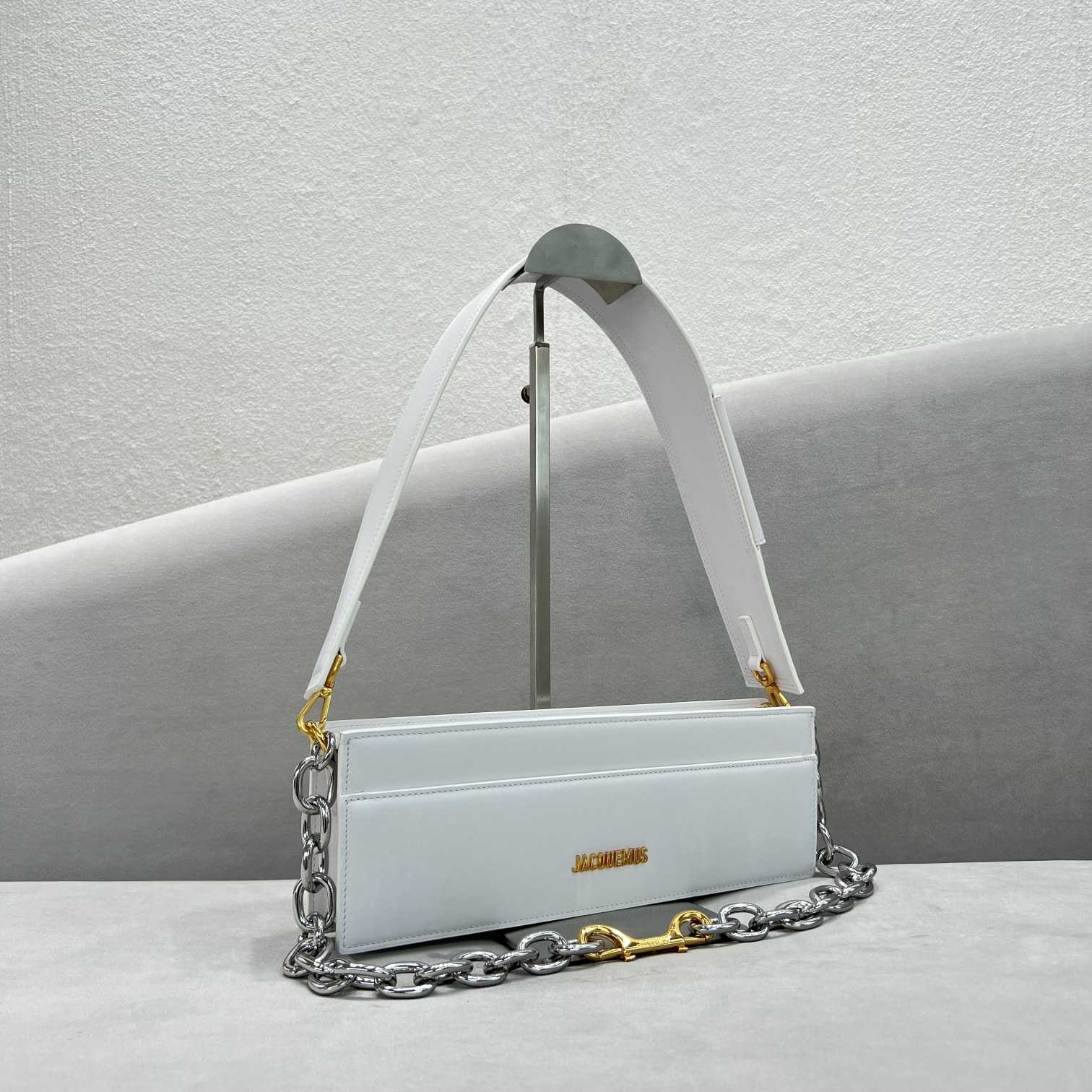 Jacquemus Le Ciuciu Leather Shoulder Bag (30x10.5x4.5cm) - 
