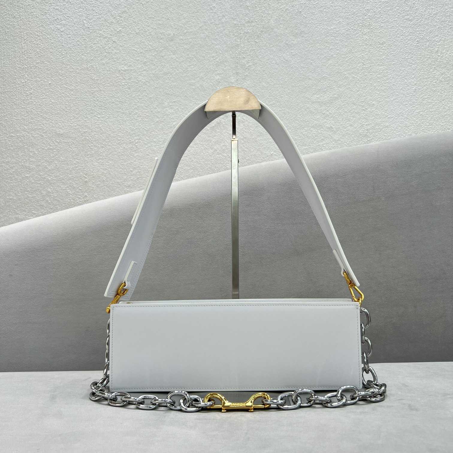 Jacquemus Le Ciuciu Leather Shoulder Bag (30x10.5x4.5cm) - 
