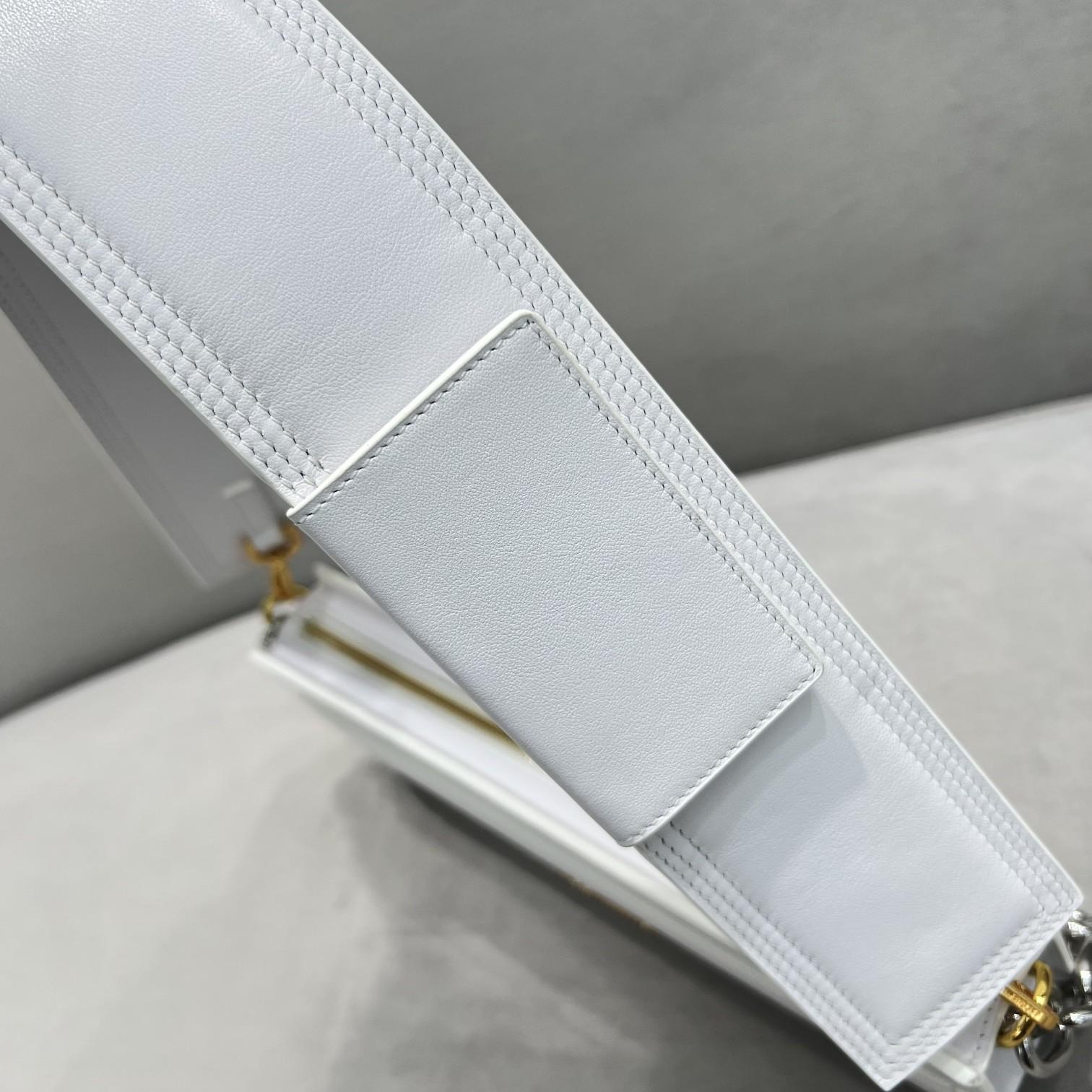 Jacquemus Le Ciuciu Leather Shoulder Bag (30x10.5x4.5cm) - 
