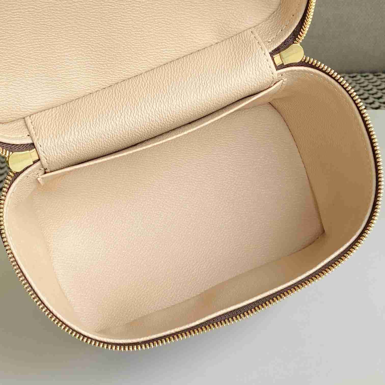 Louis Vuitton Nice Mini Toiletry Pouch  M44495 - 