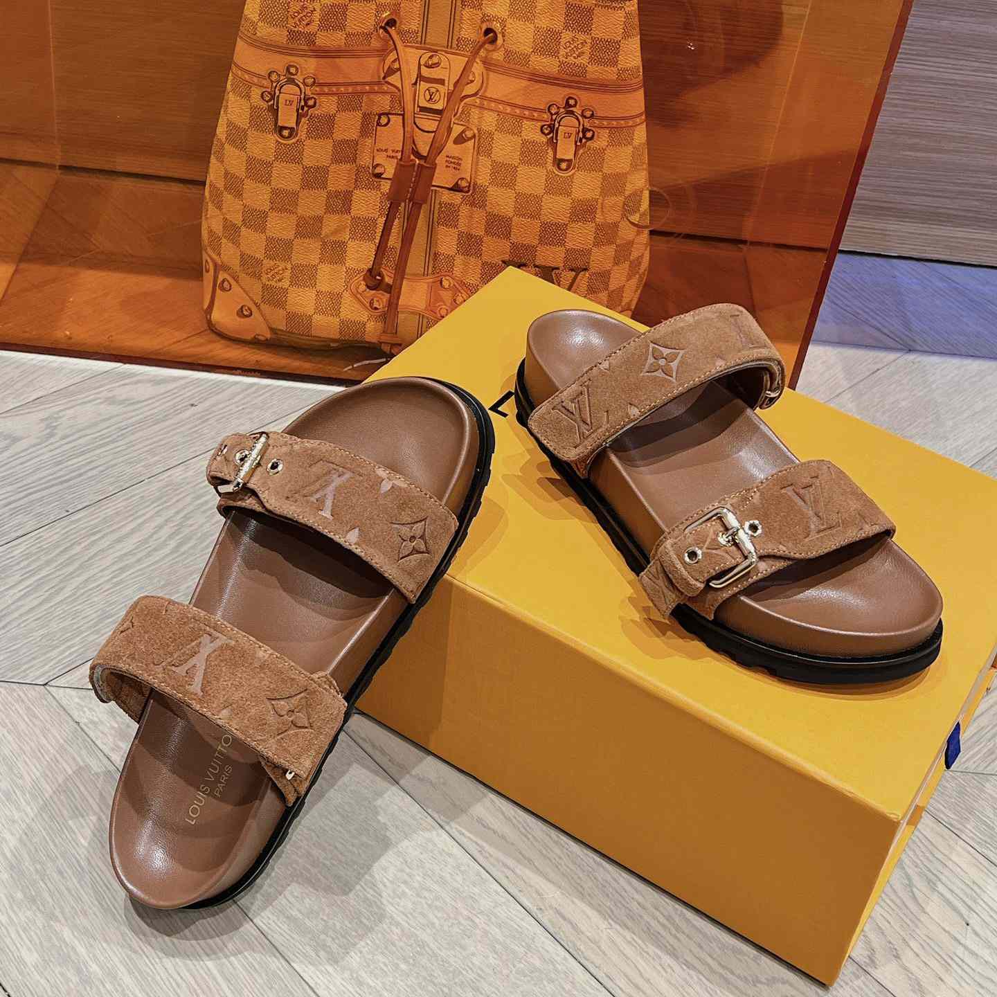 Louis Vuitton Bom Dia Flat Comfort Mule    1ABOY4 - 