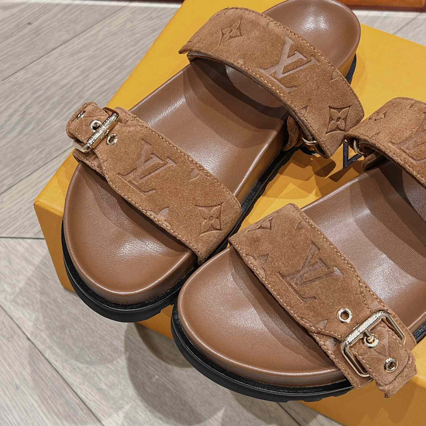 Louis Vuitton Bom Dia Flat Comfort Mule    1ABOY4 - 