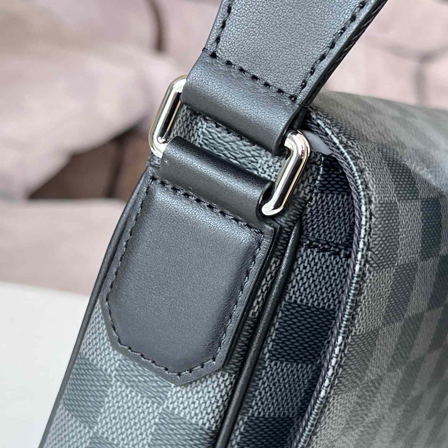 Louis Vuitton District PM (26 x 20 x 7cm)   N42710 - 