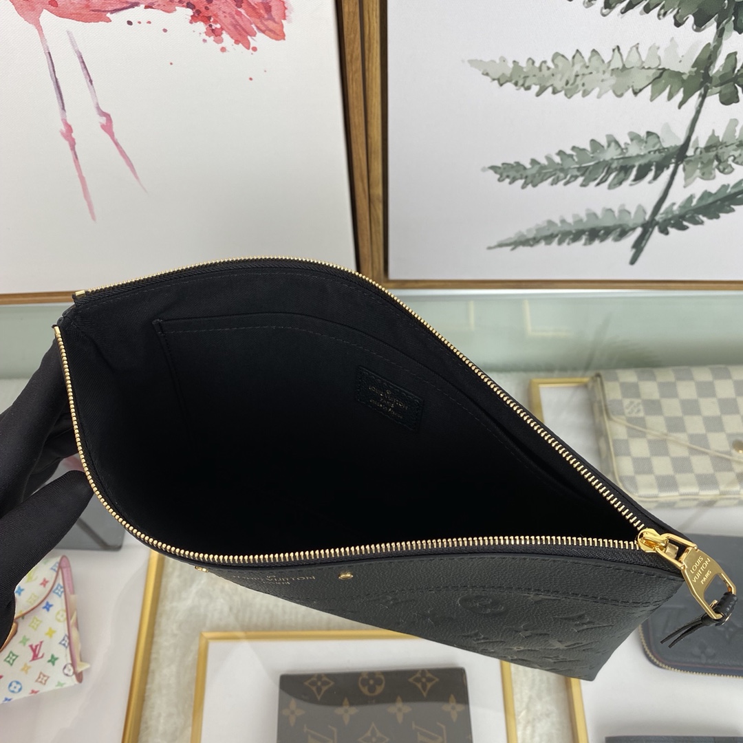 Louis Vuitton Daily Pouch  (29.5 x 21x 1cm)  M62937 - 