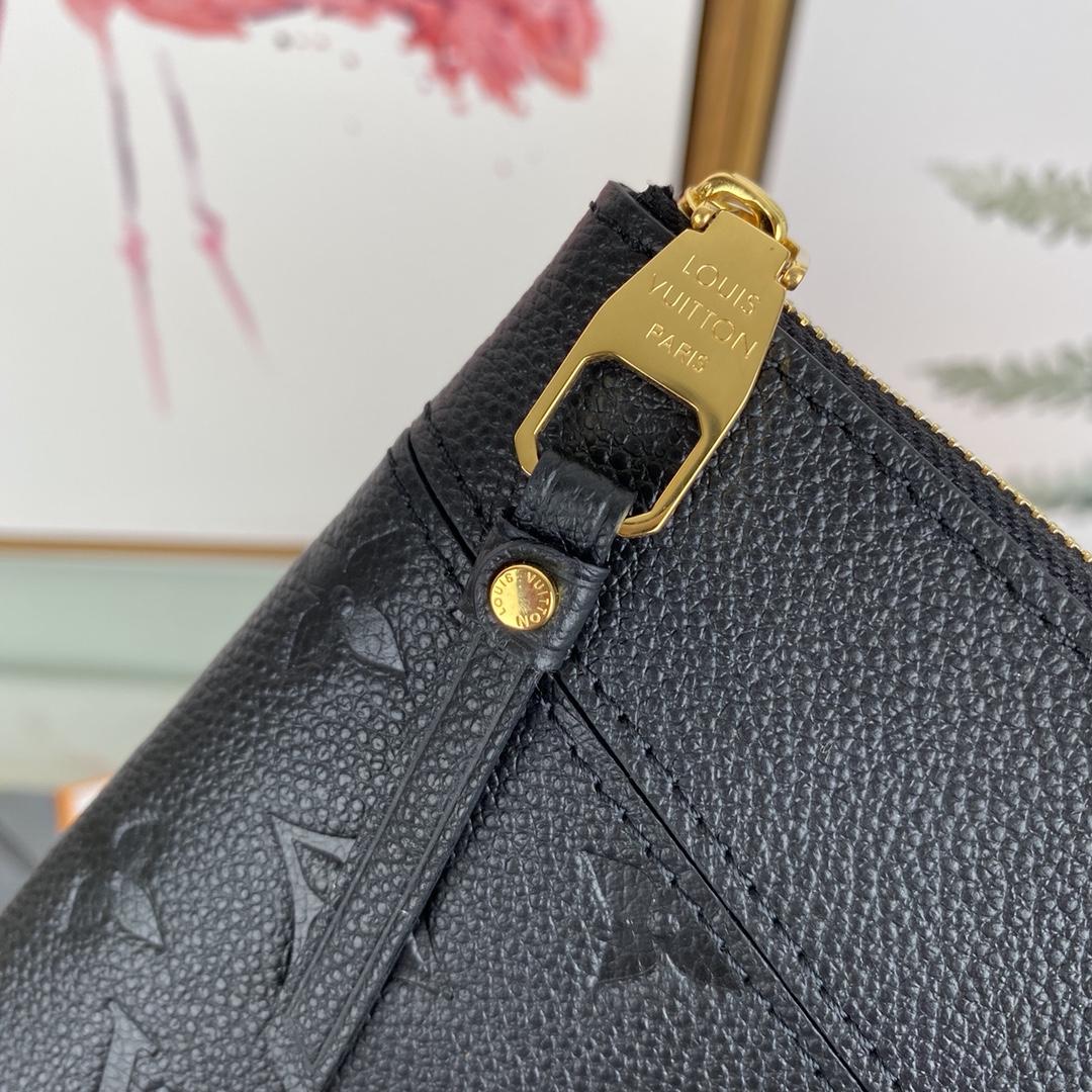 Louis Vuitton Daily Pouch  (29.5 x 21x 1cm)  M62937 - 