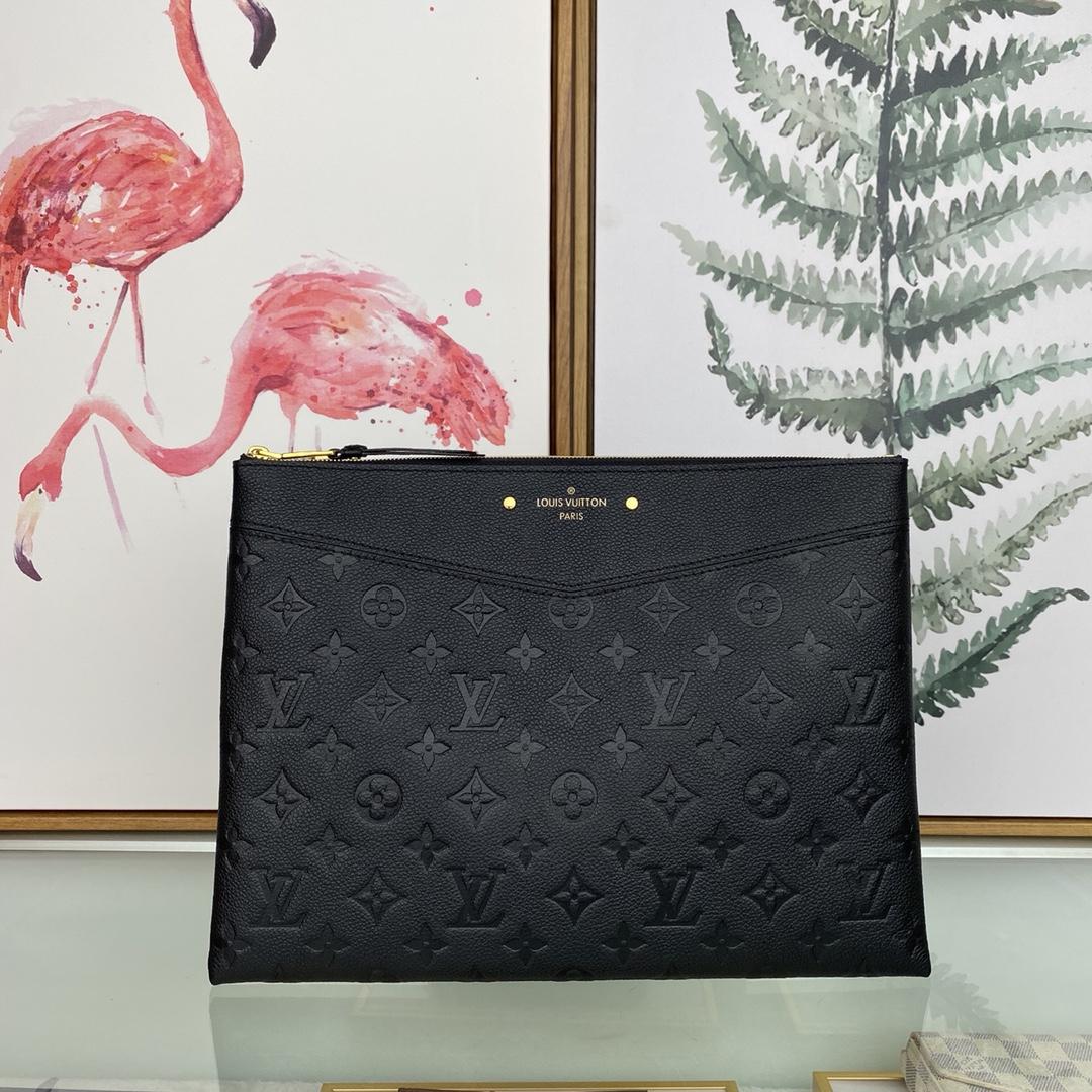 Louis Vuitton Daily Pouch  (29.5 x 21x 1cm)  M62937 - 