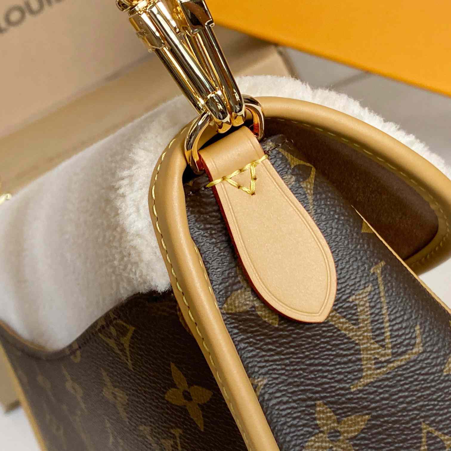 Louis Vuitton Diane (24 x 15 x 9cm)  M46317 - 