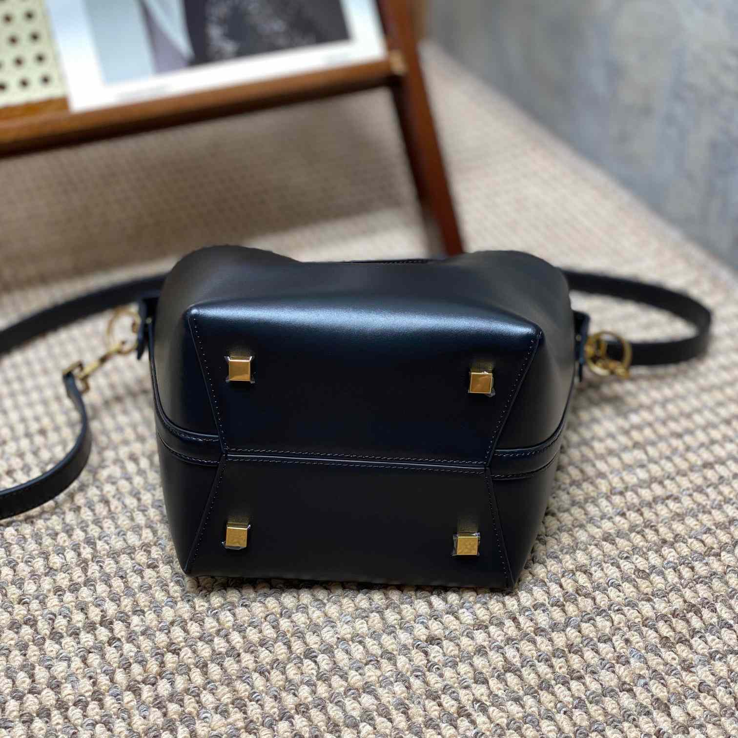 Saint Laurent Le 37 Small In Shiny Leather - 