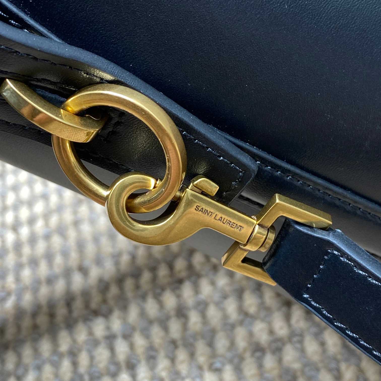 Saint Laurent Le 37 Small In Shiny Leather - 