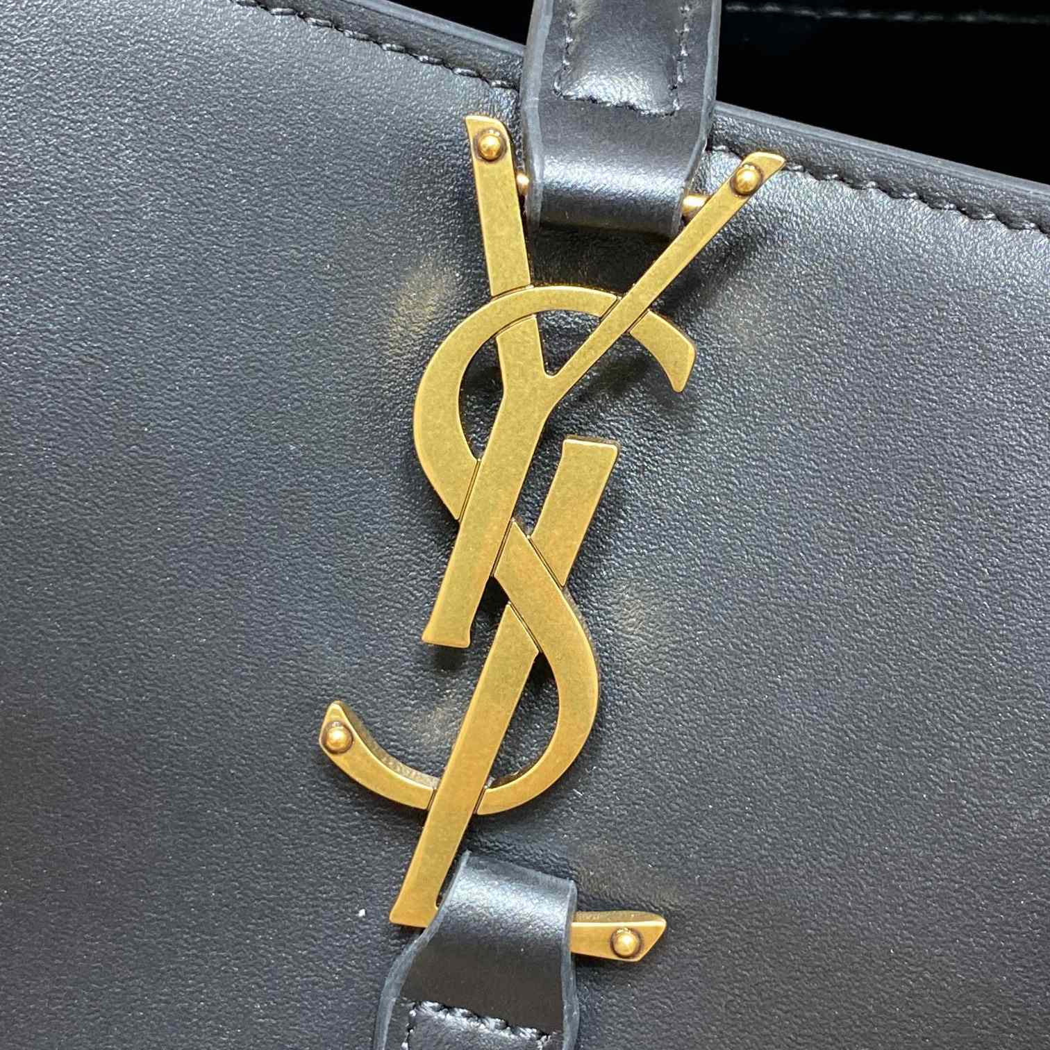 Saint Laurent Le 37 Small In Shiny Leather - 