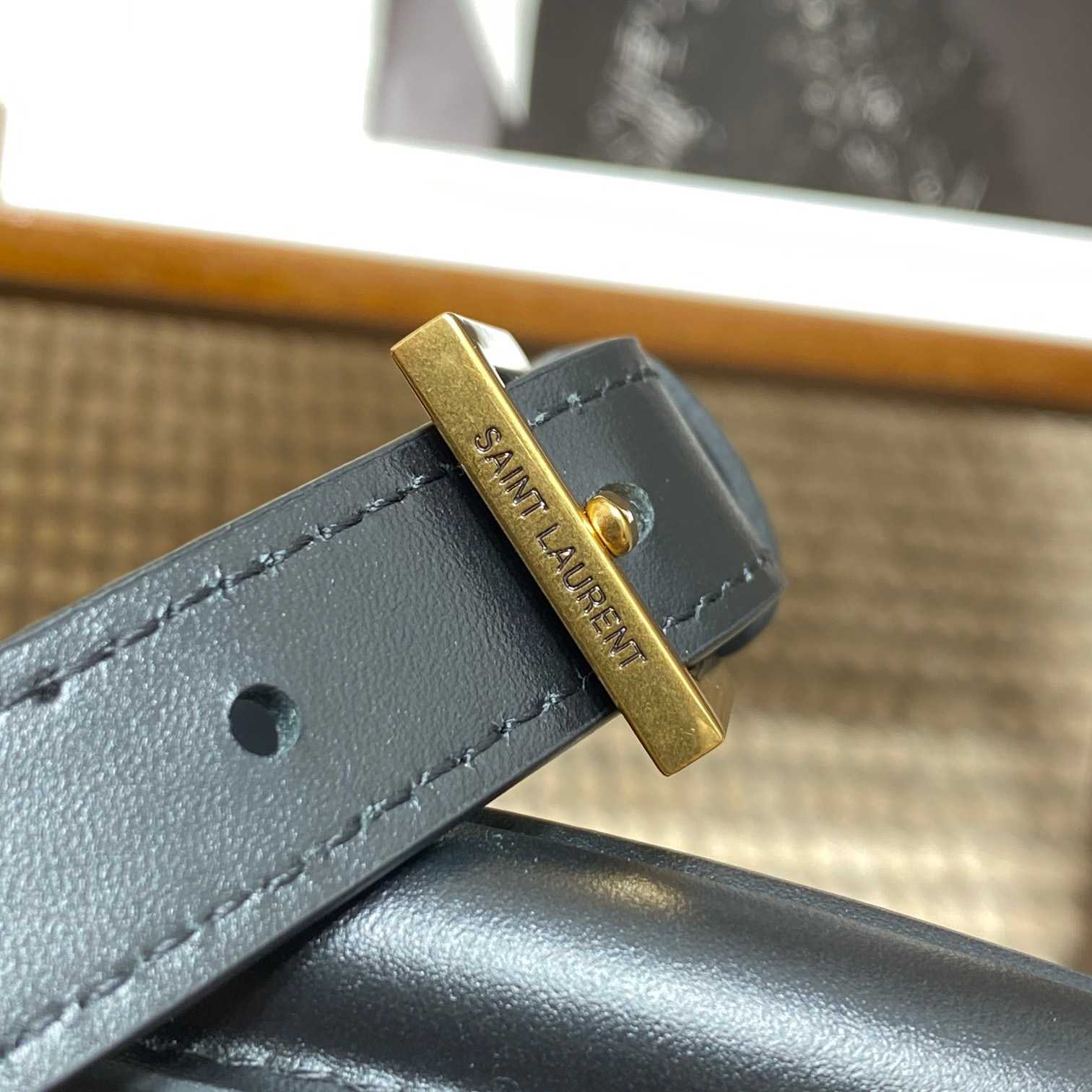 Saint Laurent Le 37 Small In Shiny Leather - 