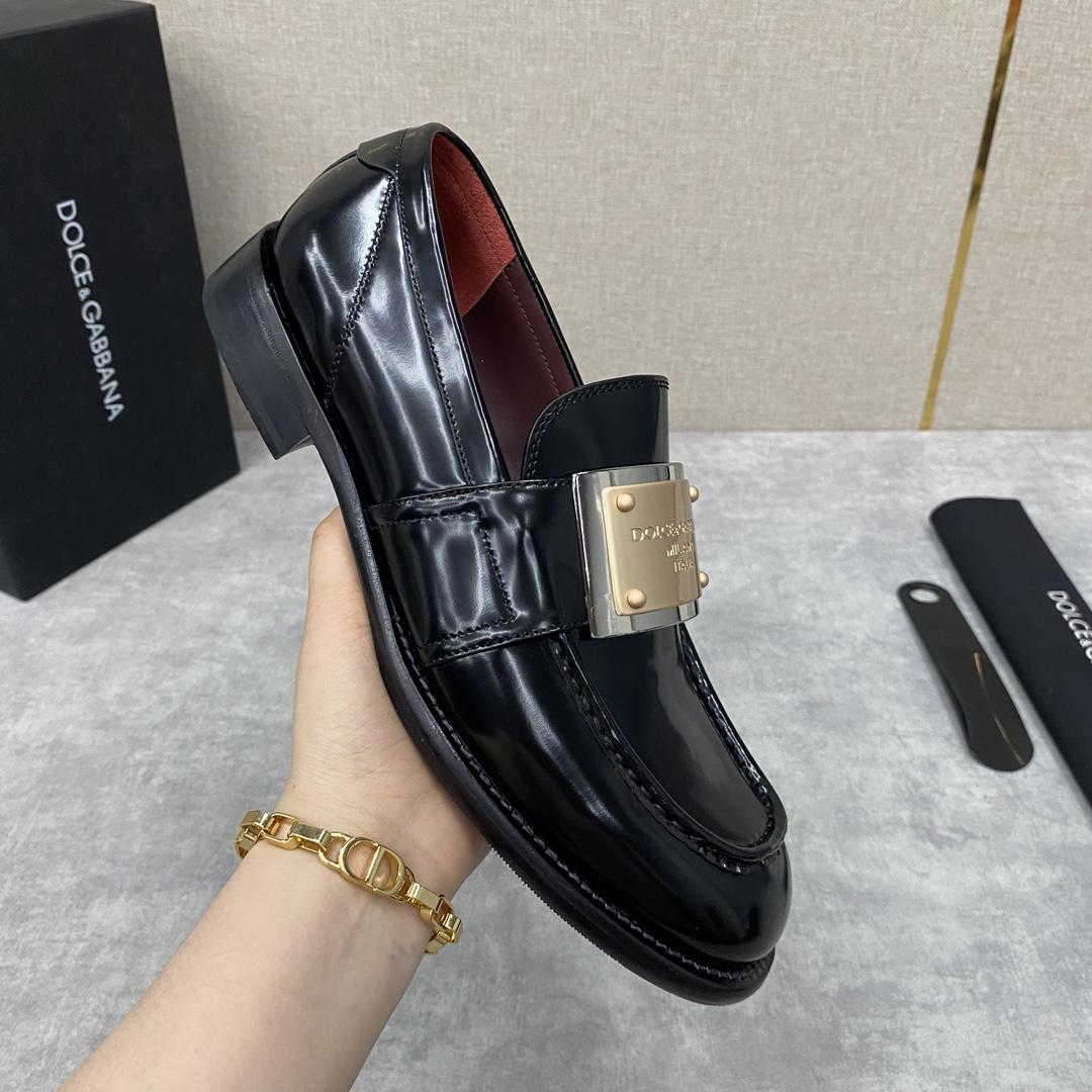 Dolce & Gabbana Bernini Logo-plaque Leather Loafers In Black - 