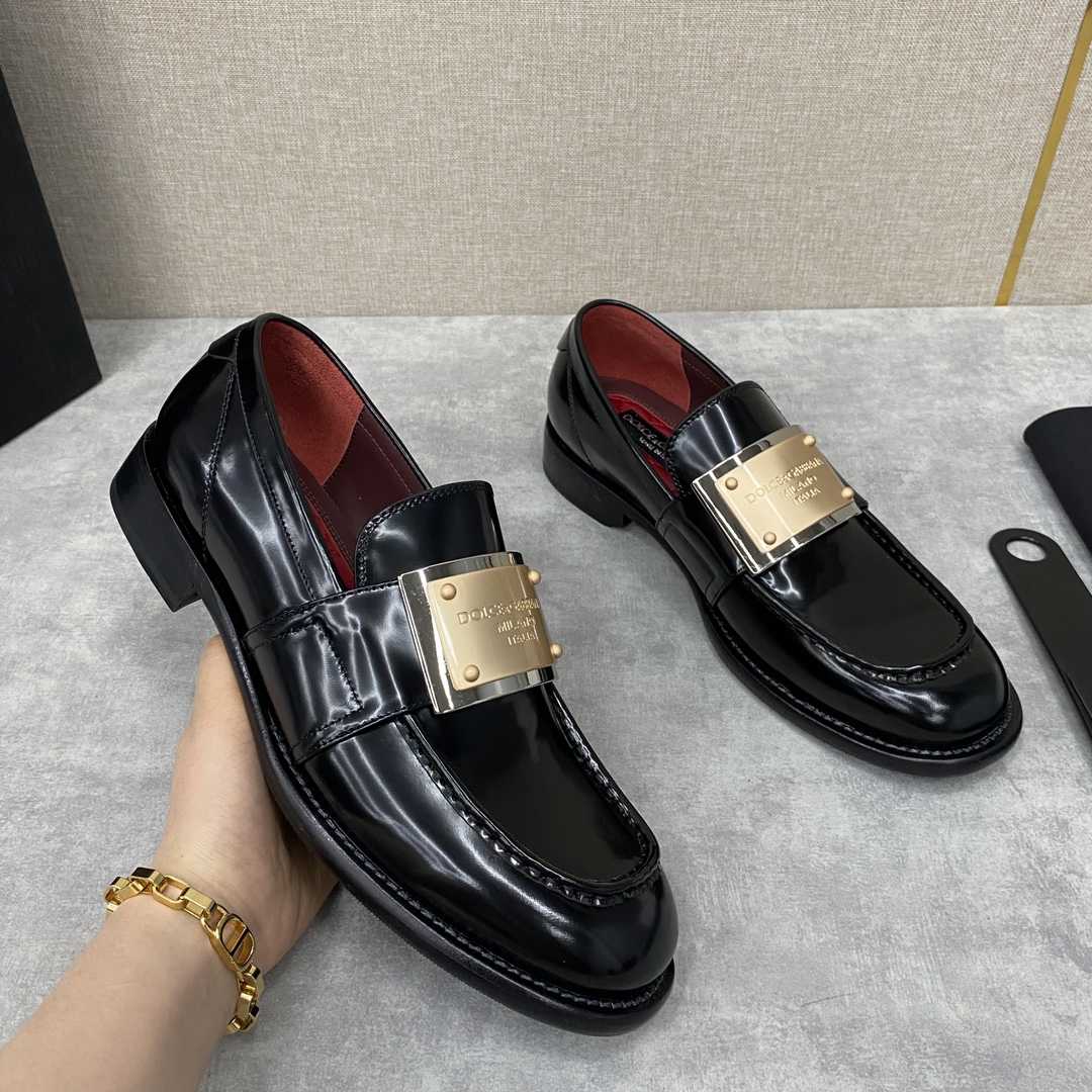 Dolce & Gabbana Bernini Logo-plaque Leather Loafers In Black - 