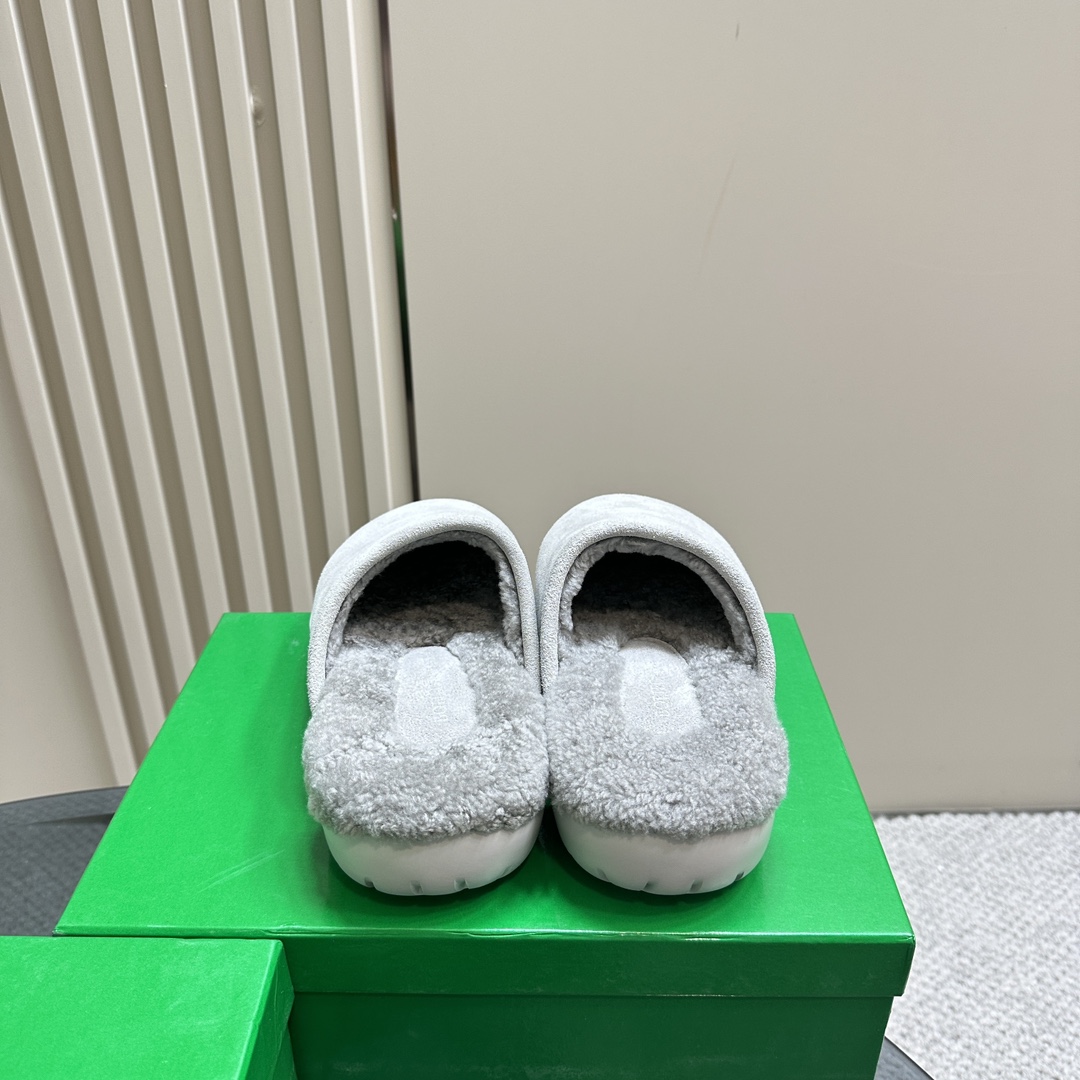 Bottega Veneta Calfskin Flat Snap Slippers - 