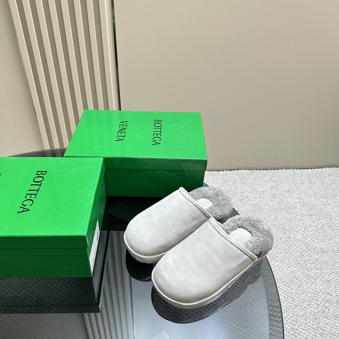 Bottega Veneta Calfskin Flat Snap Slippers - 