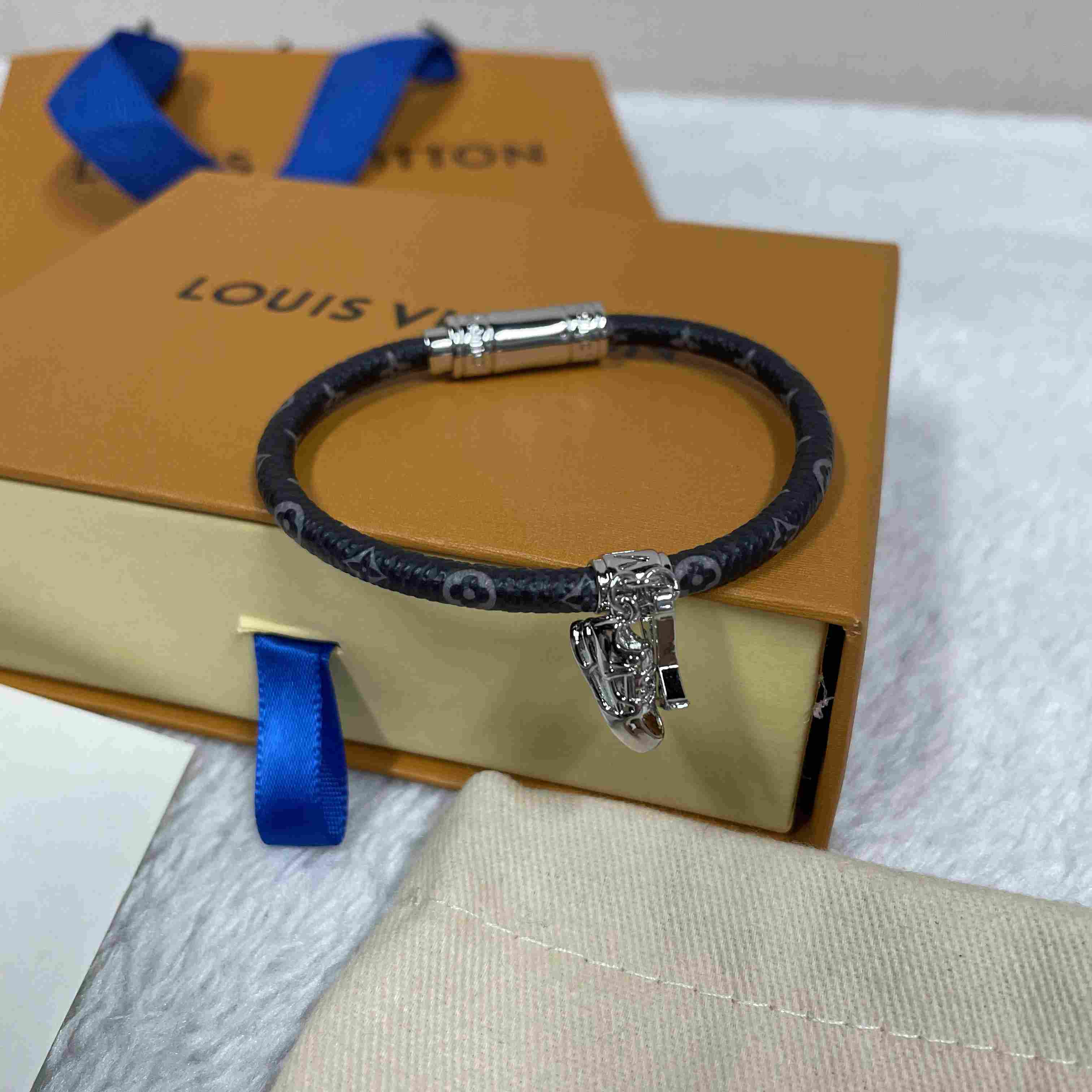 Louis Vuitto LV Icon Trainer Leather Bracelet   M8343 - 