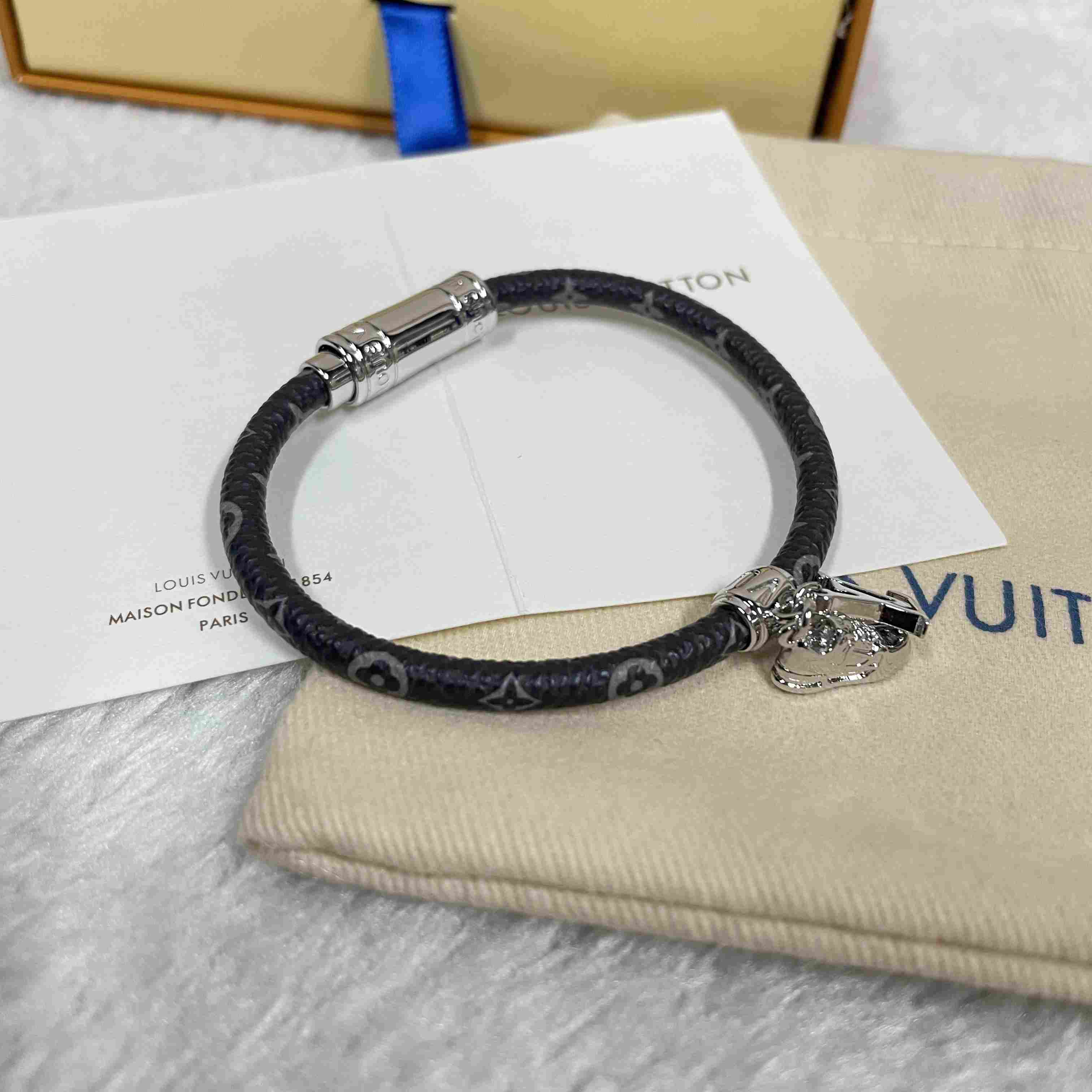 Louis Vuitto LV Icon Trainer Leather Bracelet   M8343 - 