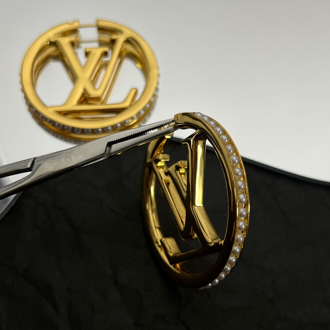 Louis Vuitto Louise Pearls Earrings     M01329 - 