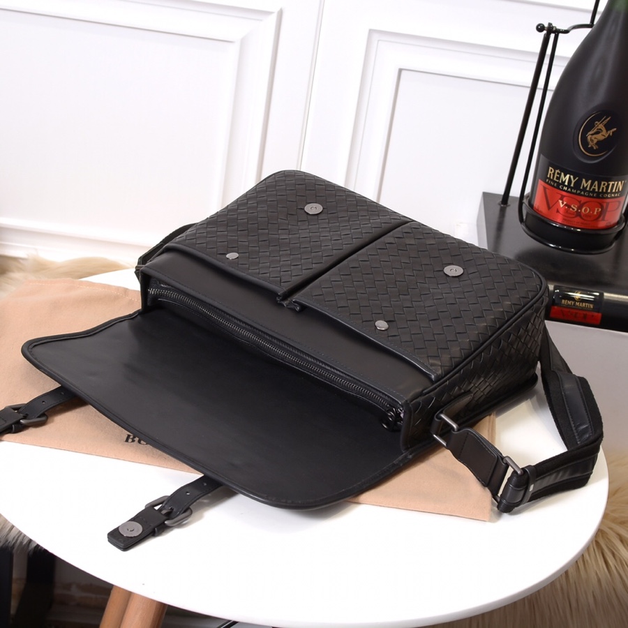 Bottega Veneta Messenger Bag  (35-22-11cm) - 