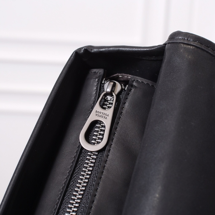 Bottega Veneta Messenger Bag  (35-22-11cm) - 