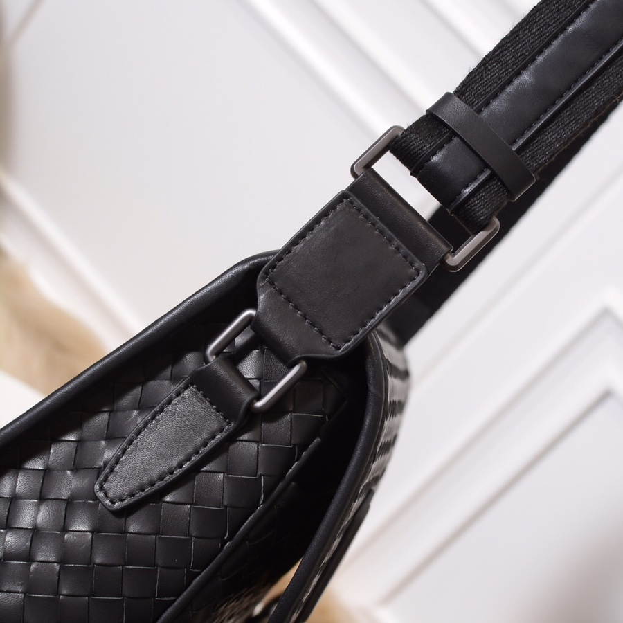 Bottega Veneta Messenger Bag  (35-22-11cm) - 