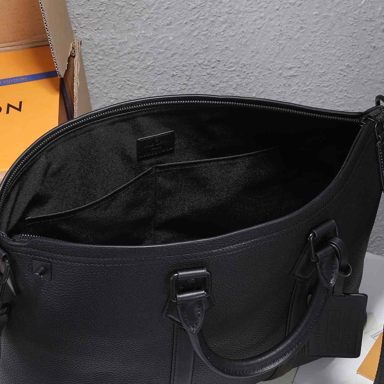 Louis Vuitton Lock It Tote   M59158 - 