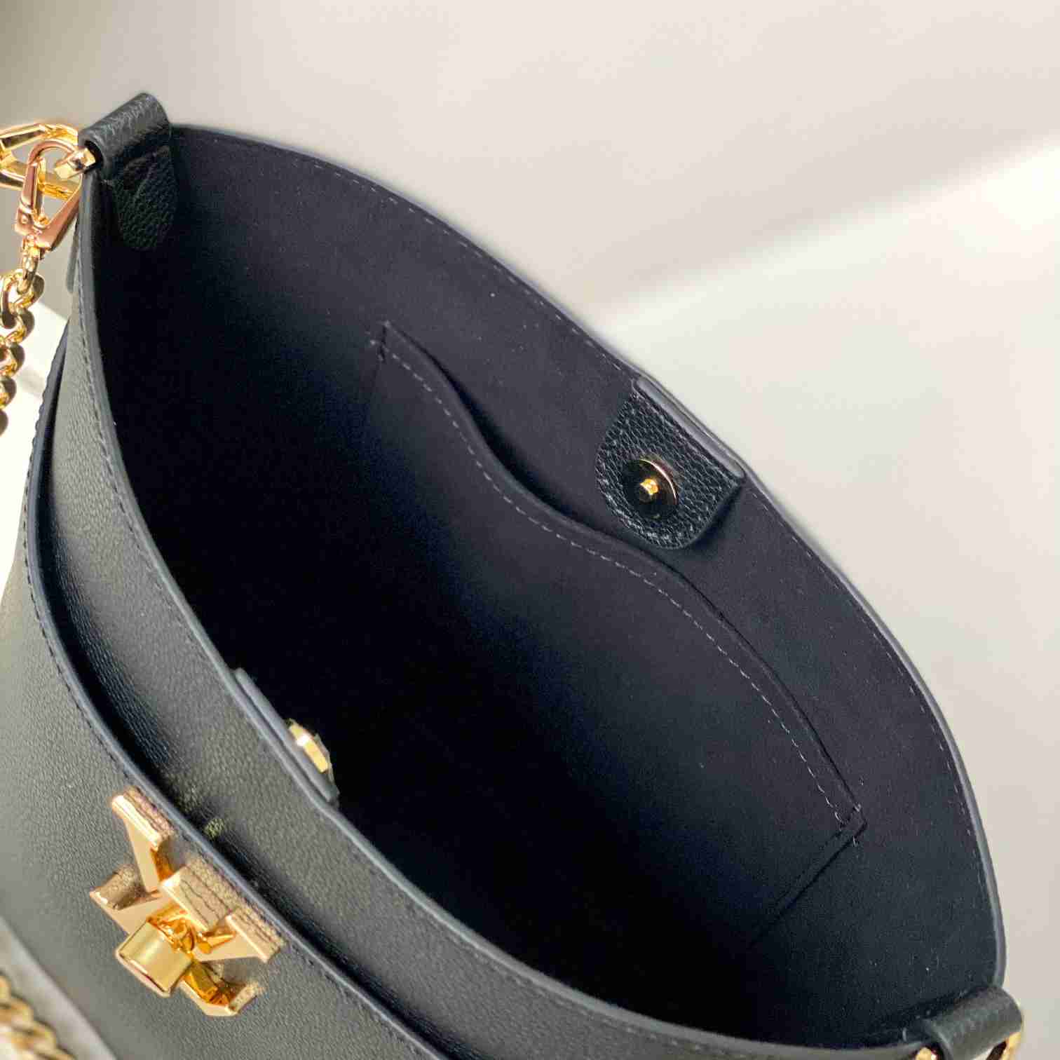 Louis Vuitton Lock and Walk    M24006 - 