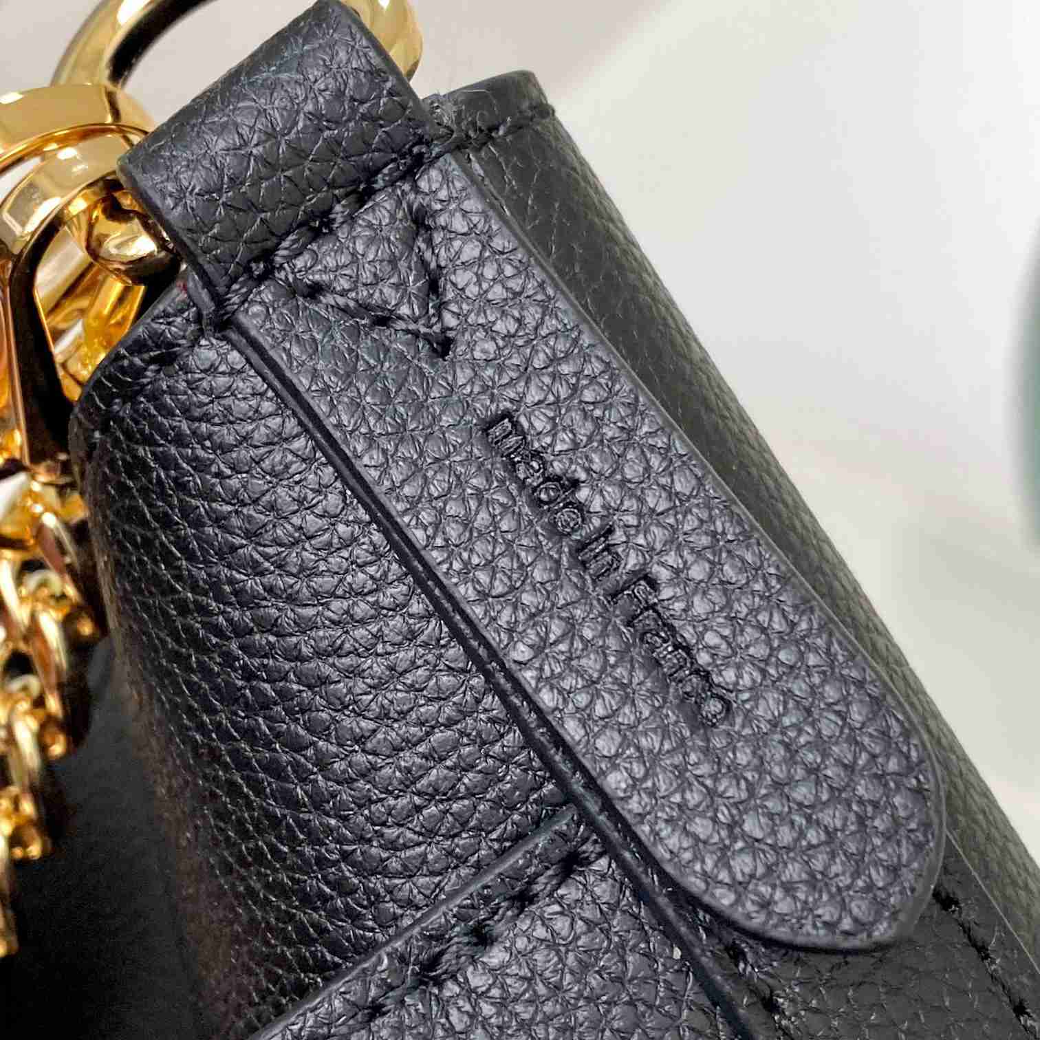 Louis Vuitton Lock and Walk    M24006 - 