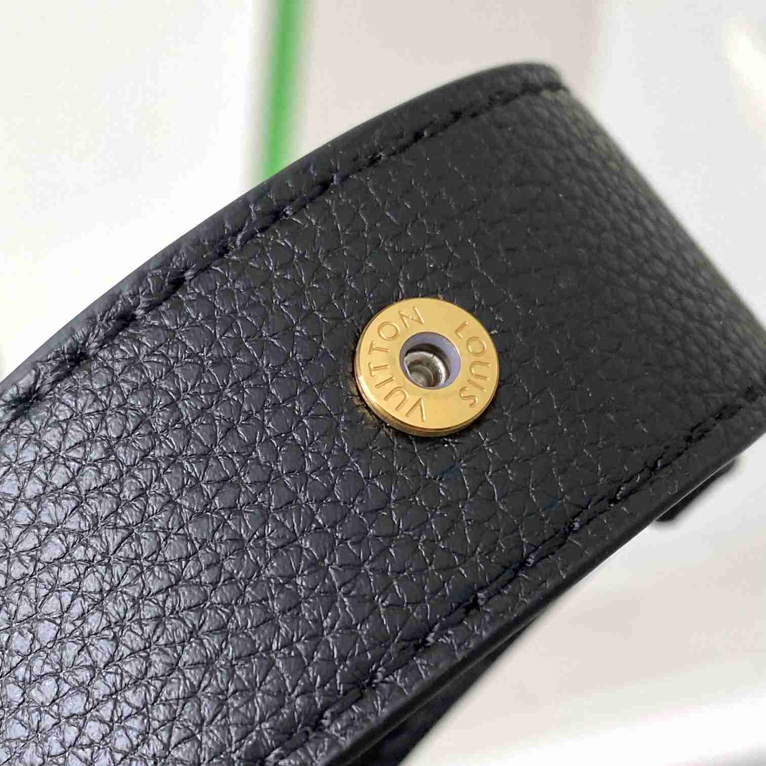 Louis Vuitton Lock and Walk    M24006 - 