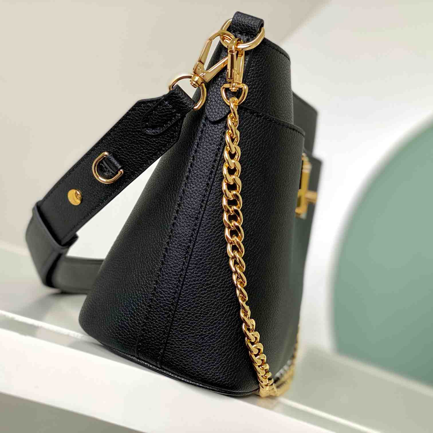 Louis Vuitton Lock and Walk    M24006 - 