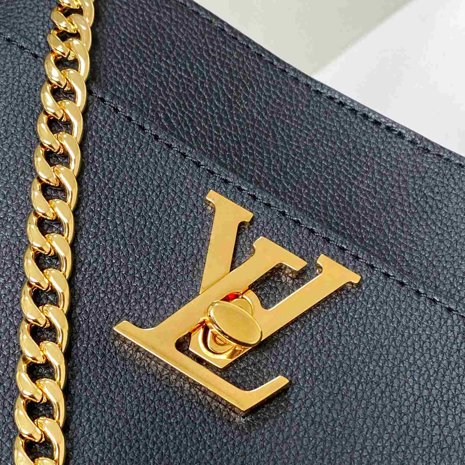 Louis Vuitton Lock and Walk    M24006 - 